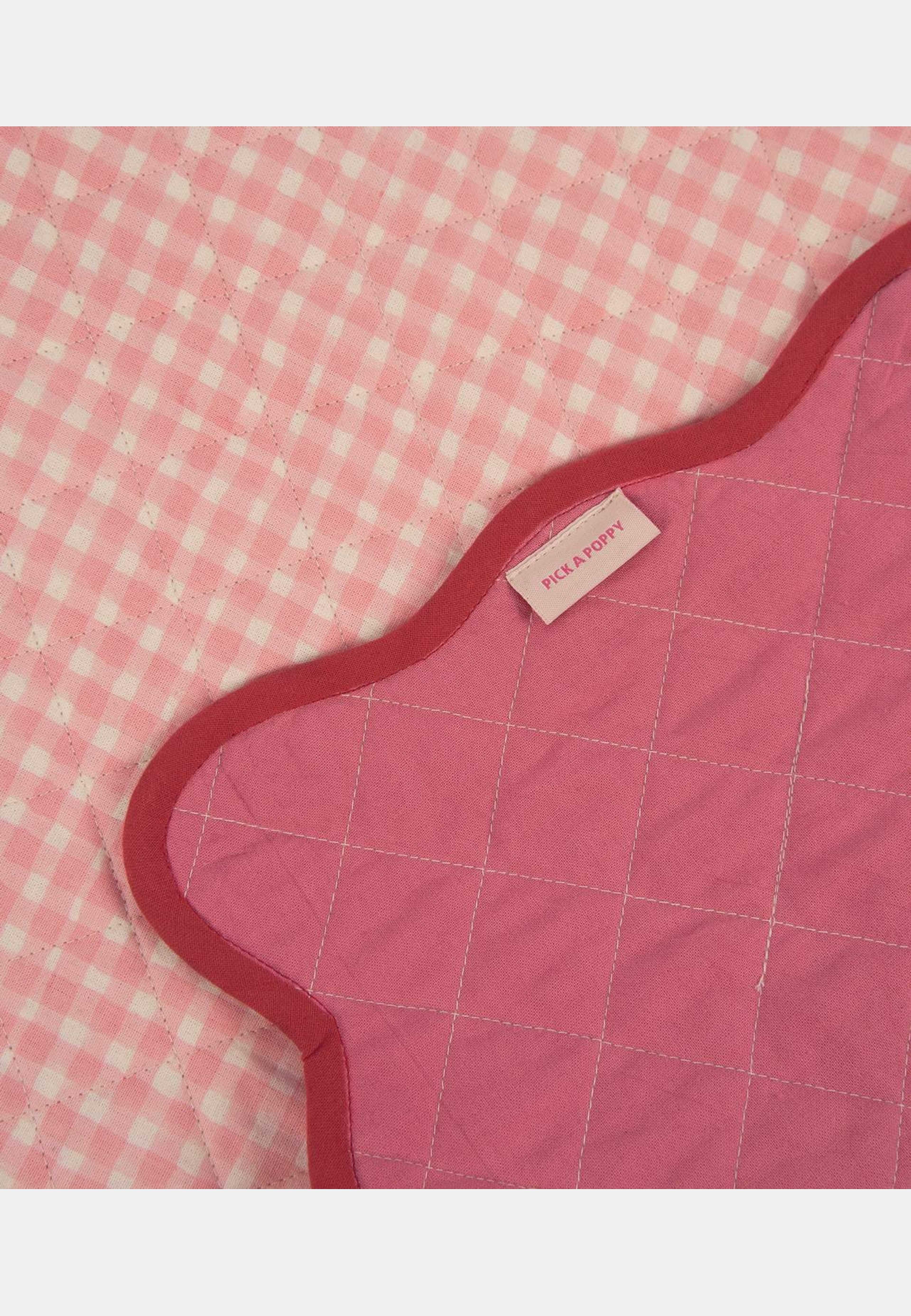 Scallop Quiltad Bordstablett -  33x48 Cm, från Pick A Poppy, i färgen light pink. Klicka för att öppna bilden i stort format