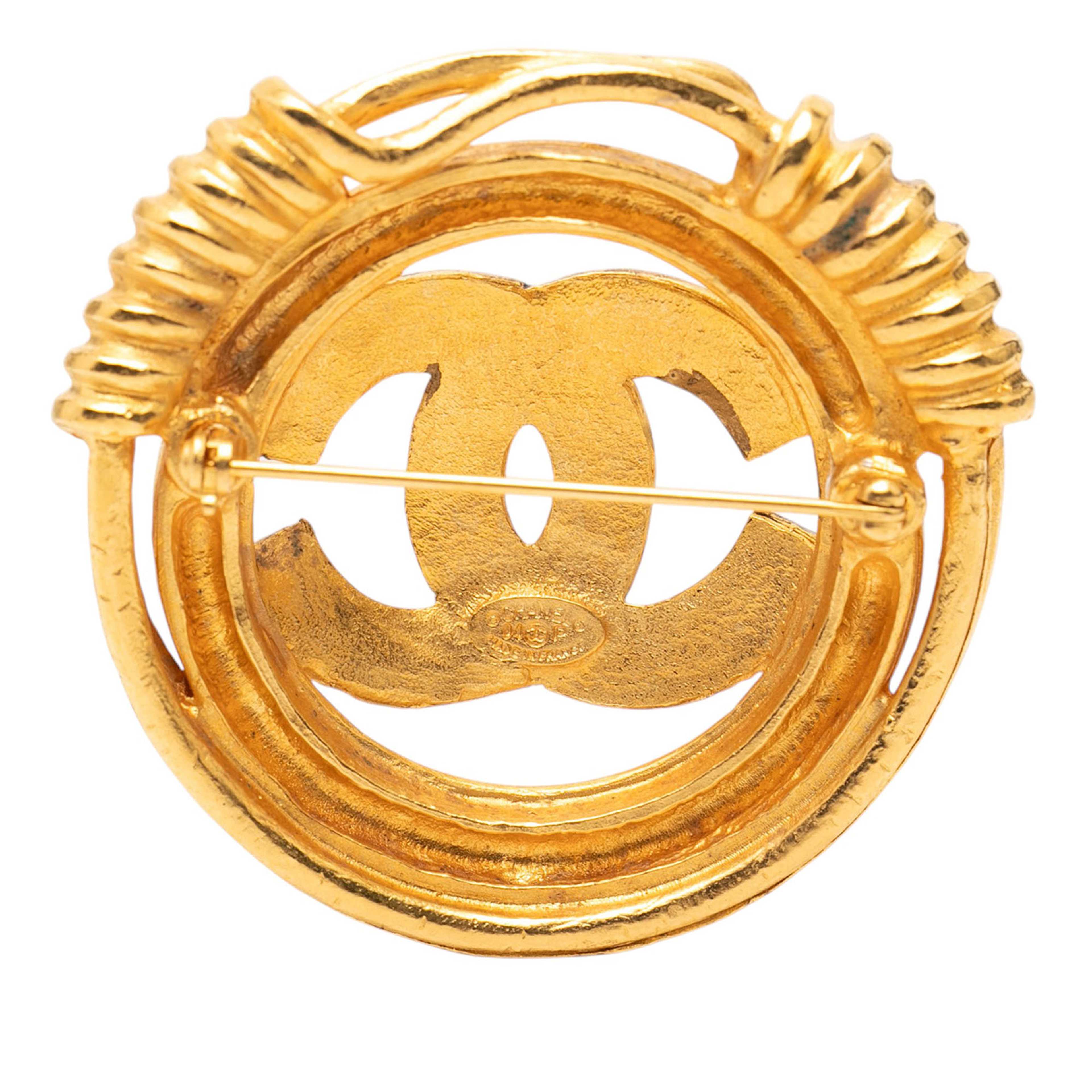Chanel Gold Plated Cc Spring Round Brooch, från Luxclusif, i färgen gold. Klicka för att öppna bilden i stort format