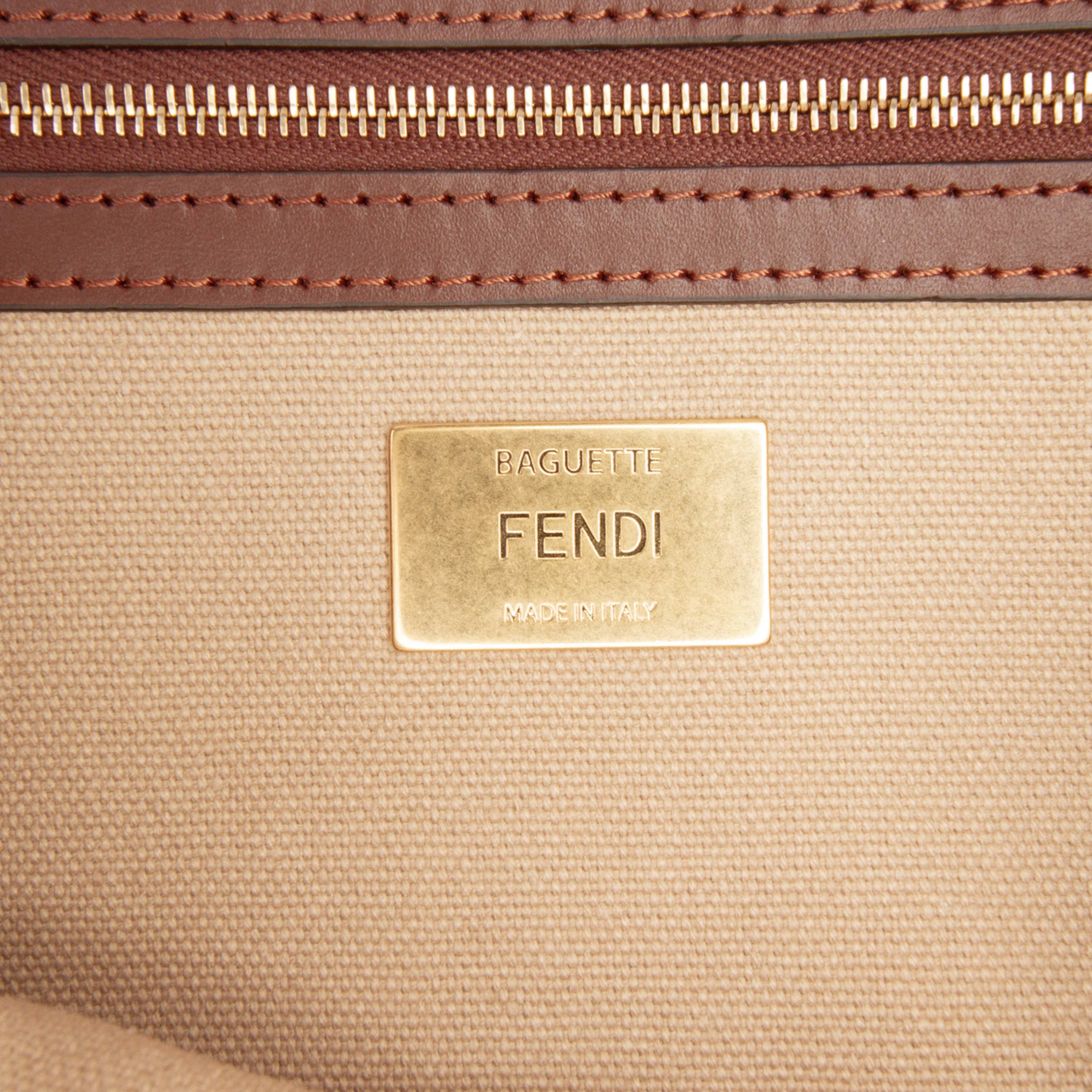 Fendi Zucca Embroidered Canvas Baguette Satchel, från Luxclusif, i färgen beige. Klicka för att öppna bilden i stort format