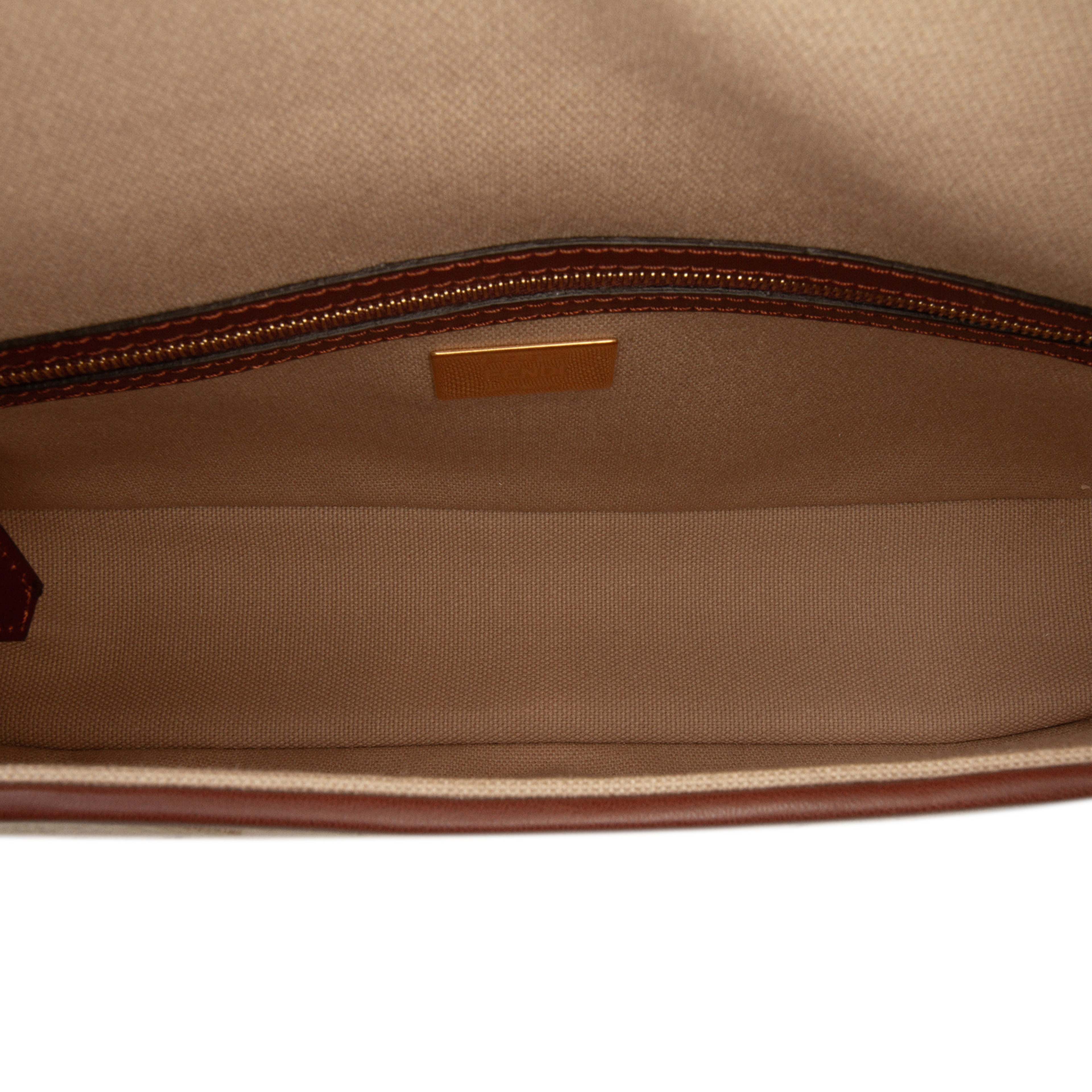 Fendi Zucca Embroidered Canvas Baguette Satchel, från Luxclusif, i färgen beige. Klicka för att öppna bilden i stort format