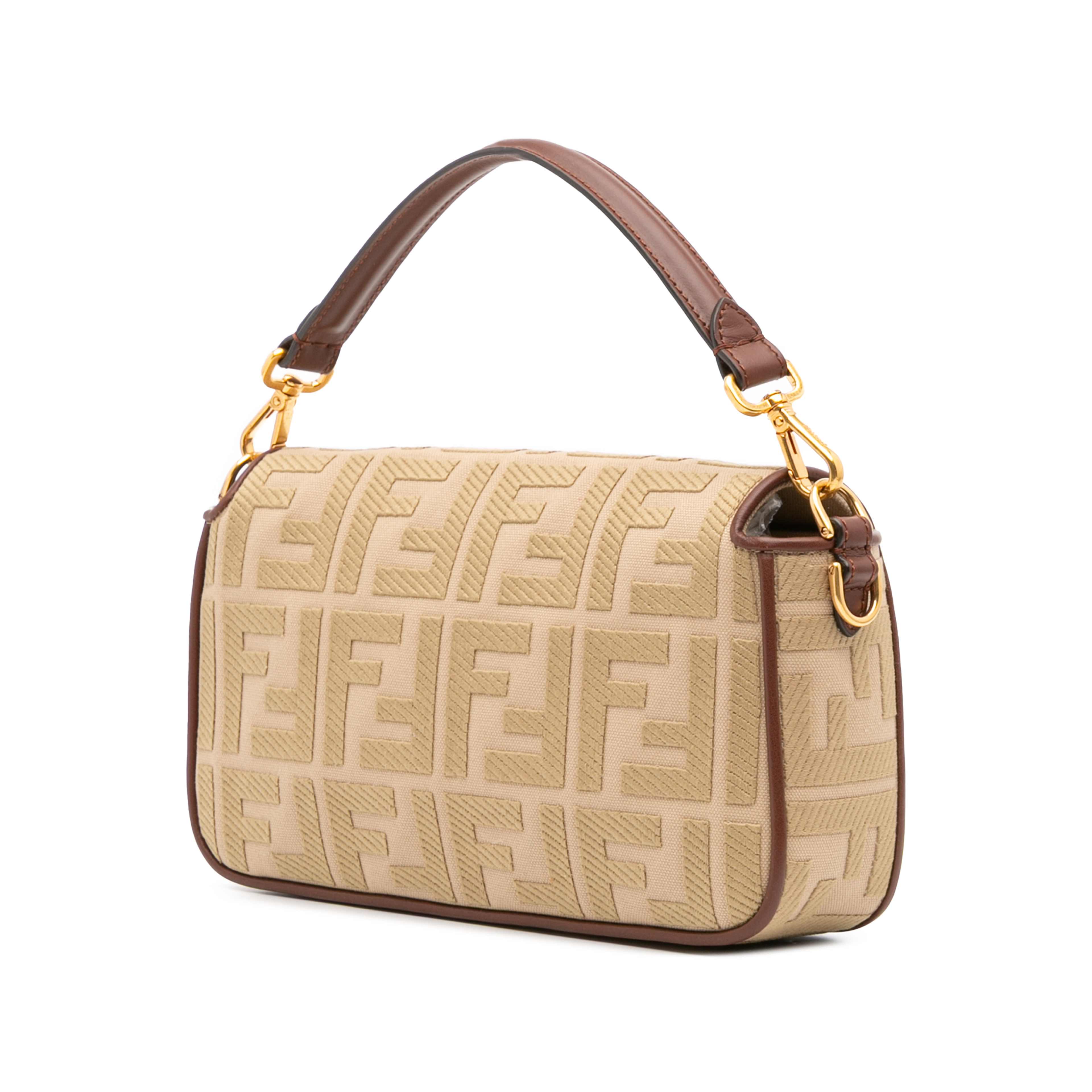 Fendi Zucca Embroidered Canvas Baguette Satchel, från Luxclusif, i färgen beige. Klicka för att öppna bilden i stort format