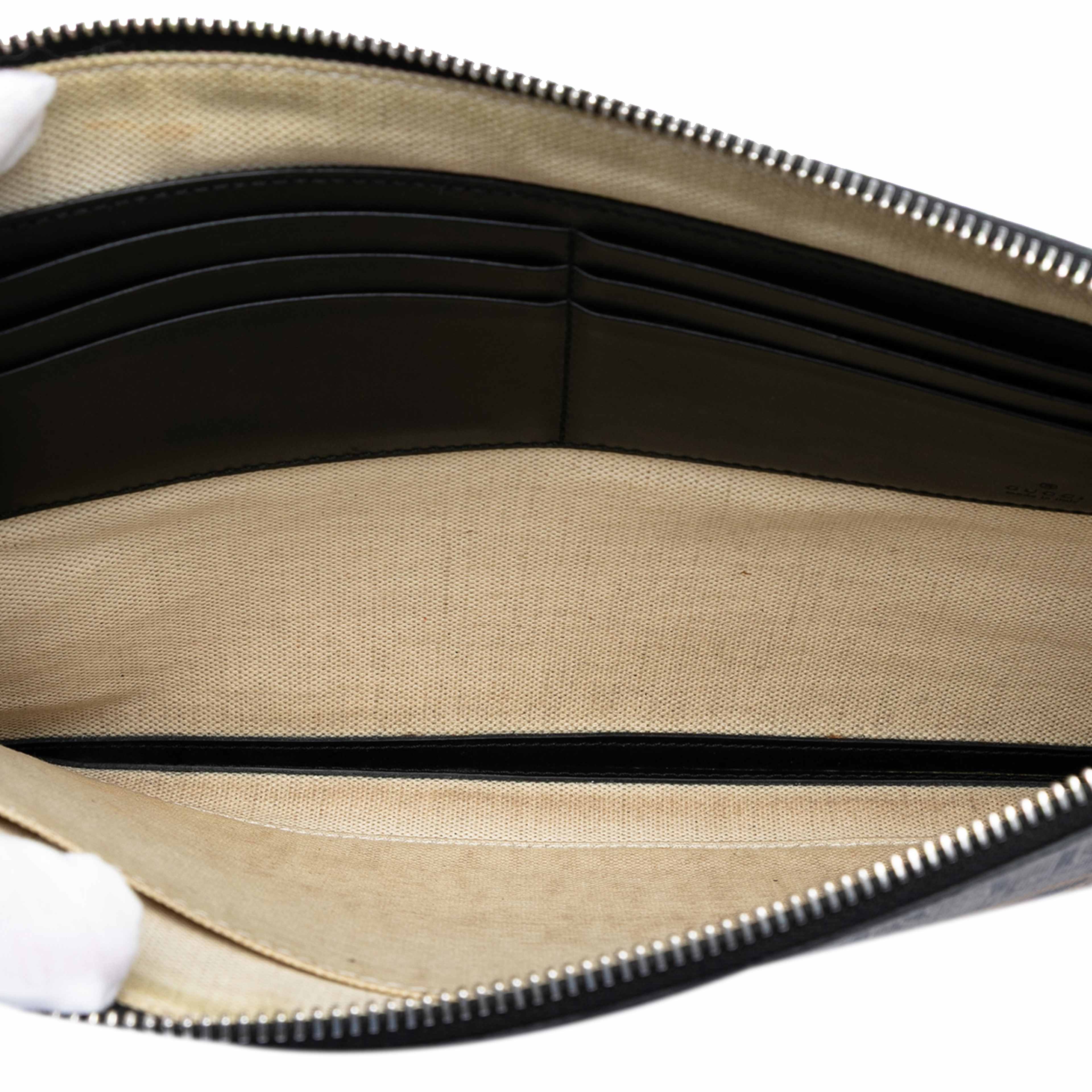 Gucci Gg Supreme Tiger Clutch, från Luxclusif, i färgen beige. Klicka för att öppna bilden i stort format
