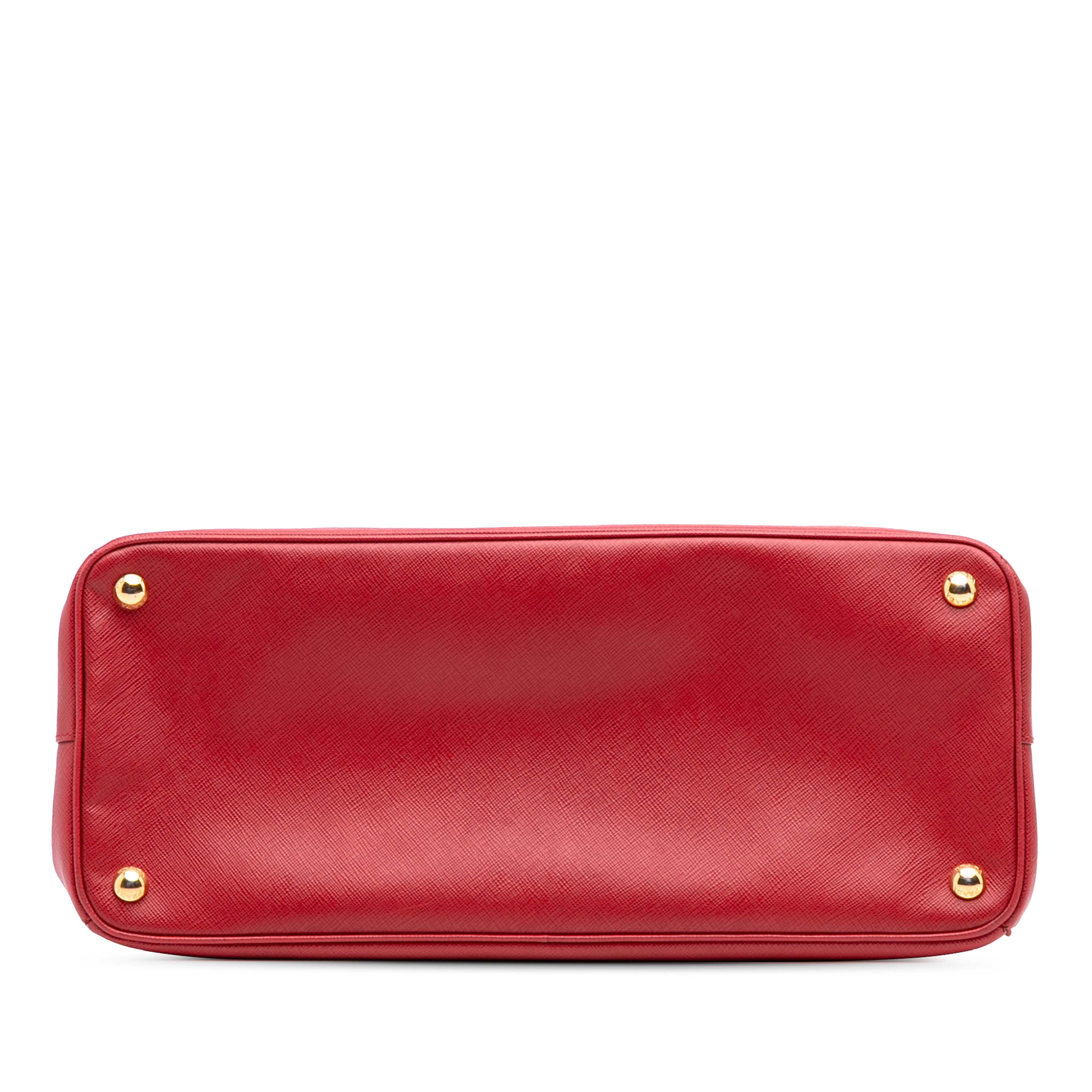 Prada Large Saffiano Lux Galleria Double Zip Satchel, från Luxclusif, i färgen röd. Klicka för att öppna bilden i stort format