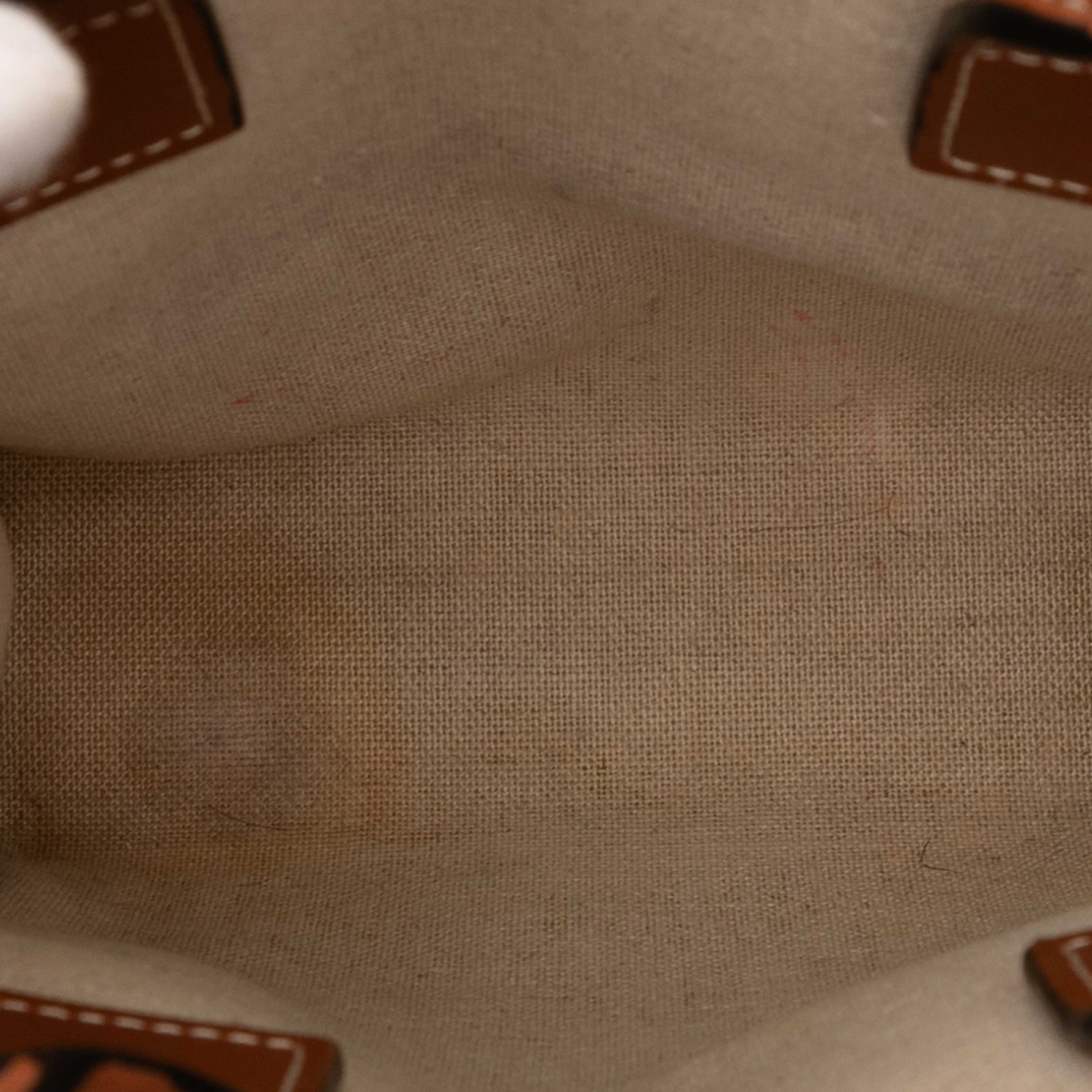 Celine Mini Canvas St Tropez Vertical Cabas Tote, från Luxclusif, i färgen light beige. Klicka för att öppna bilden i stort format