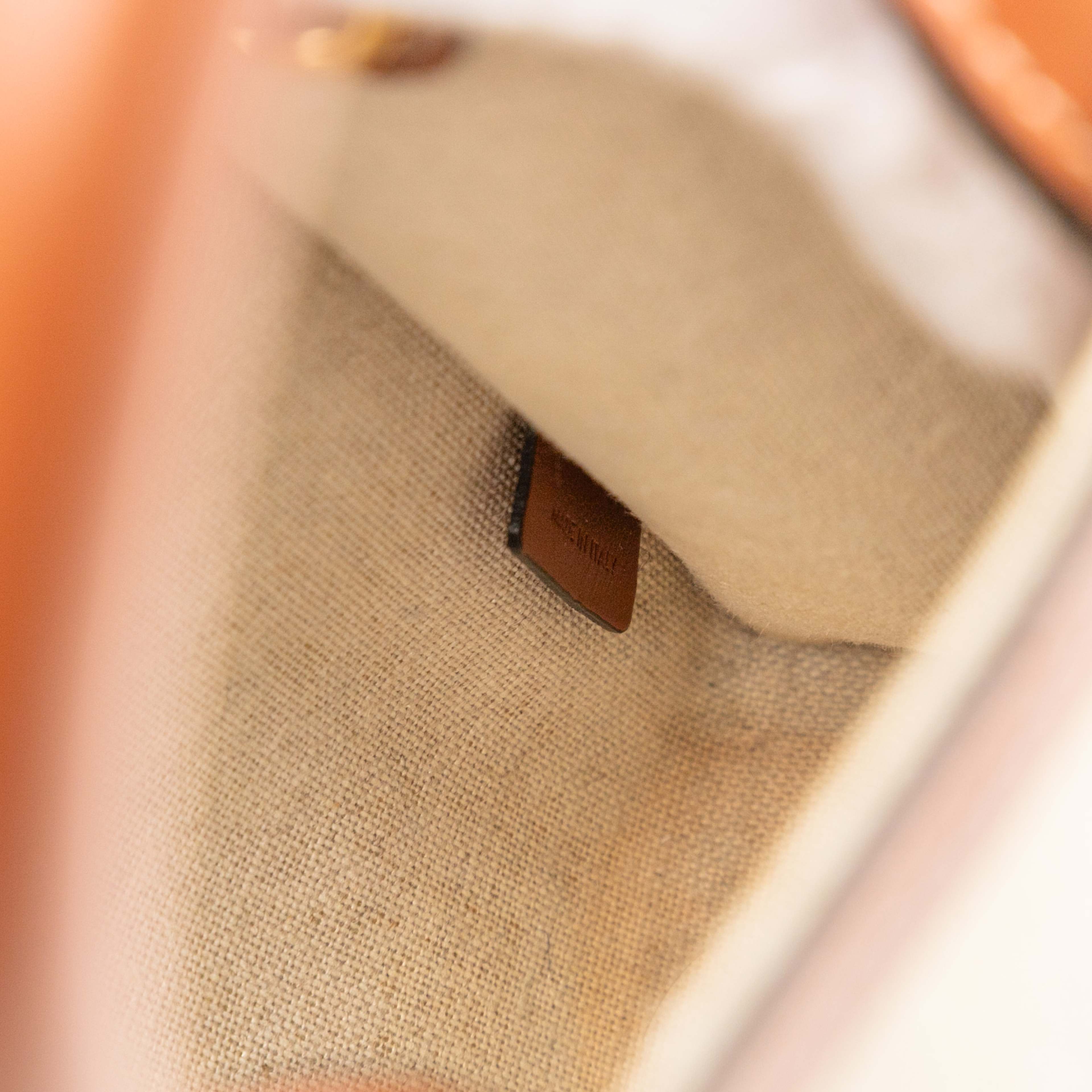 Celine Mini Canvas St Tropez Vertical Cabas Tote, från Luxclusif, i färgen light beige. Klicka för att öppna bilden i stort format