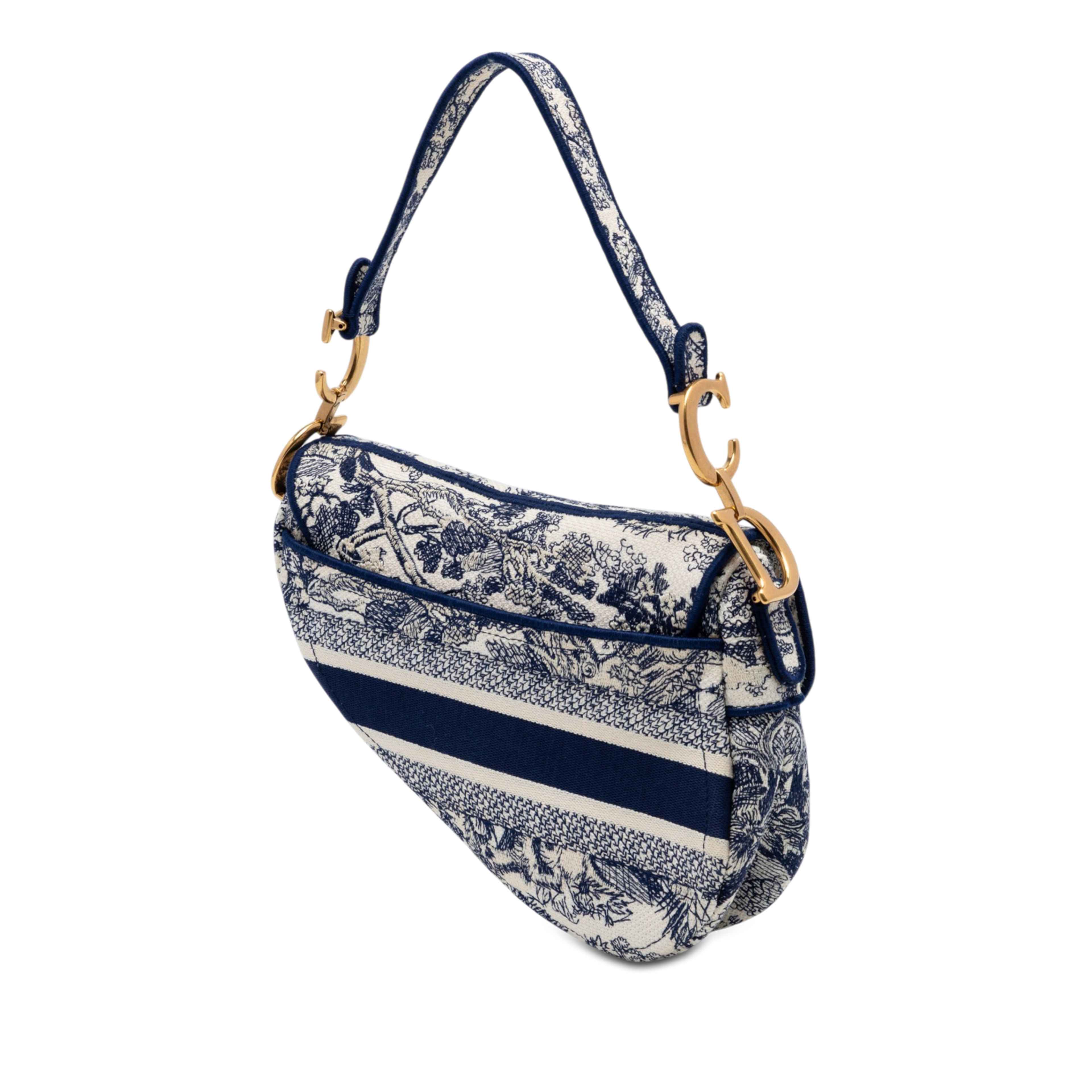 Dior Embroidered Canvas Toile De Jouy Saddle Bag, från Luxclusif, i färgen blå. Klicka för att öppna bilden i stort format