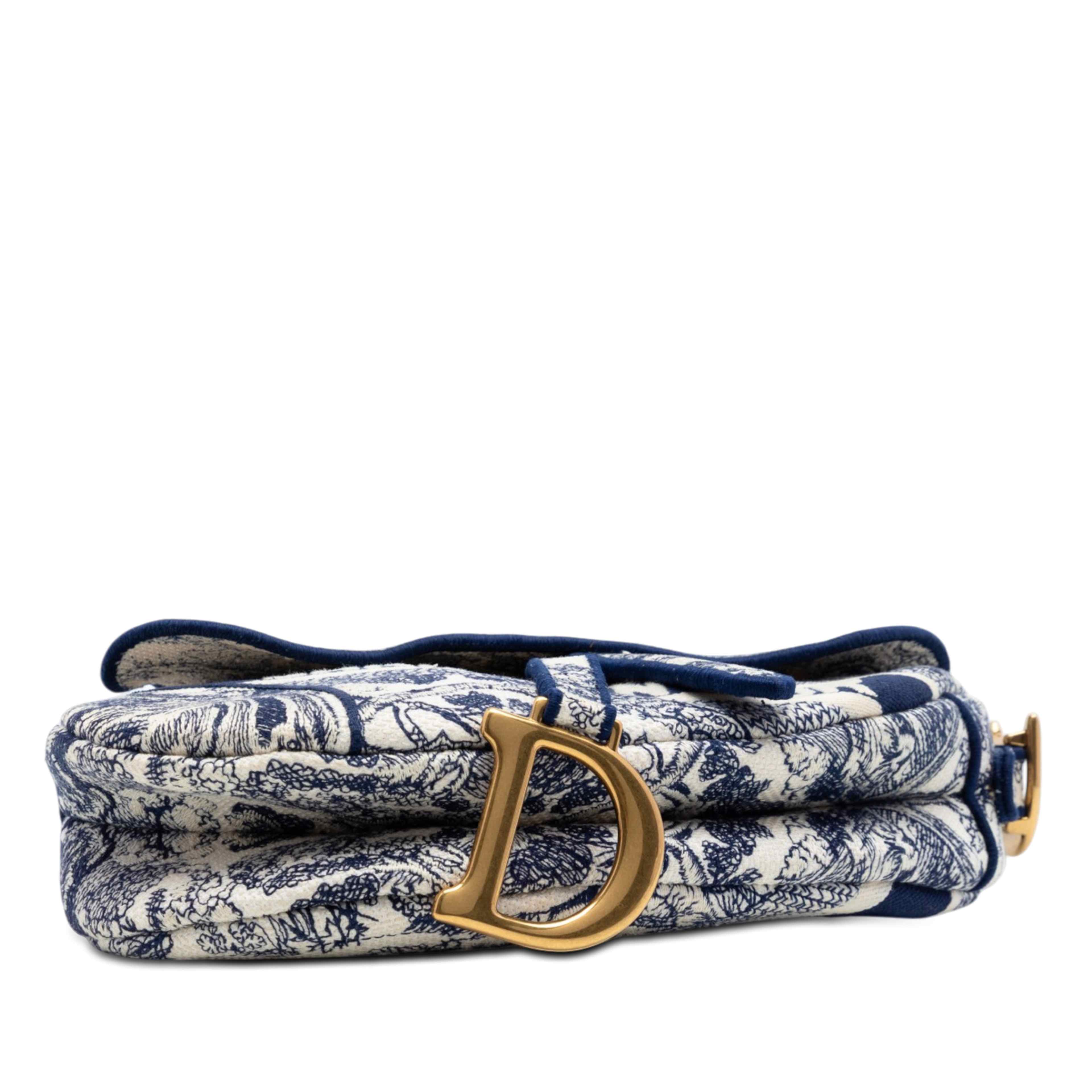 Dior Embroidered Canvas Toile De Jouy Saddle Bag, från Luxclusif, i färgen blå. Klicka för att öppna bilden i stort format