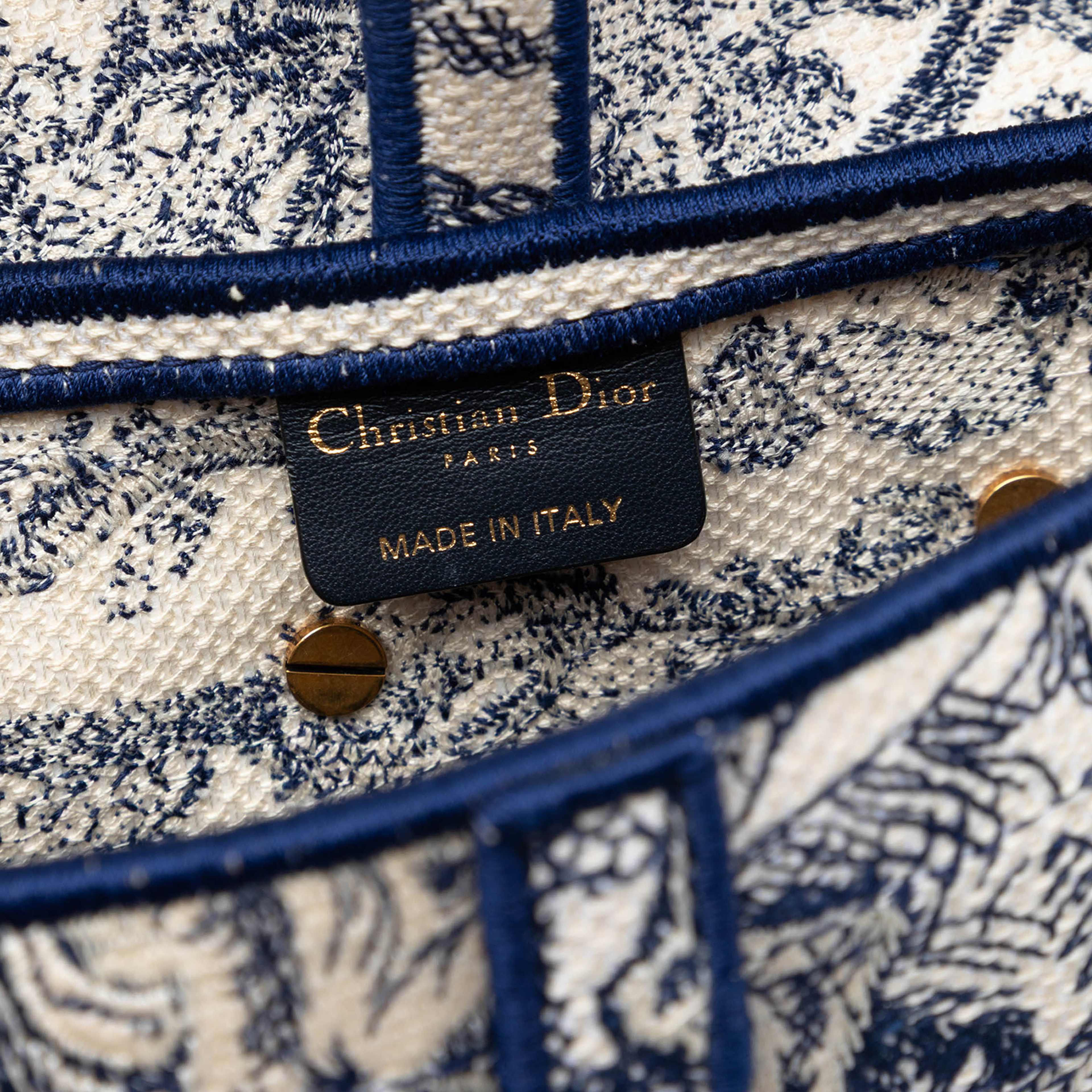 Dior Embroidered Canvas Toile De Jouy Saddle Bag, från Luxclusif, i färgen navy. Klicka för att öppna bilden i stort format