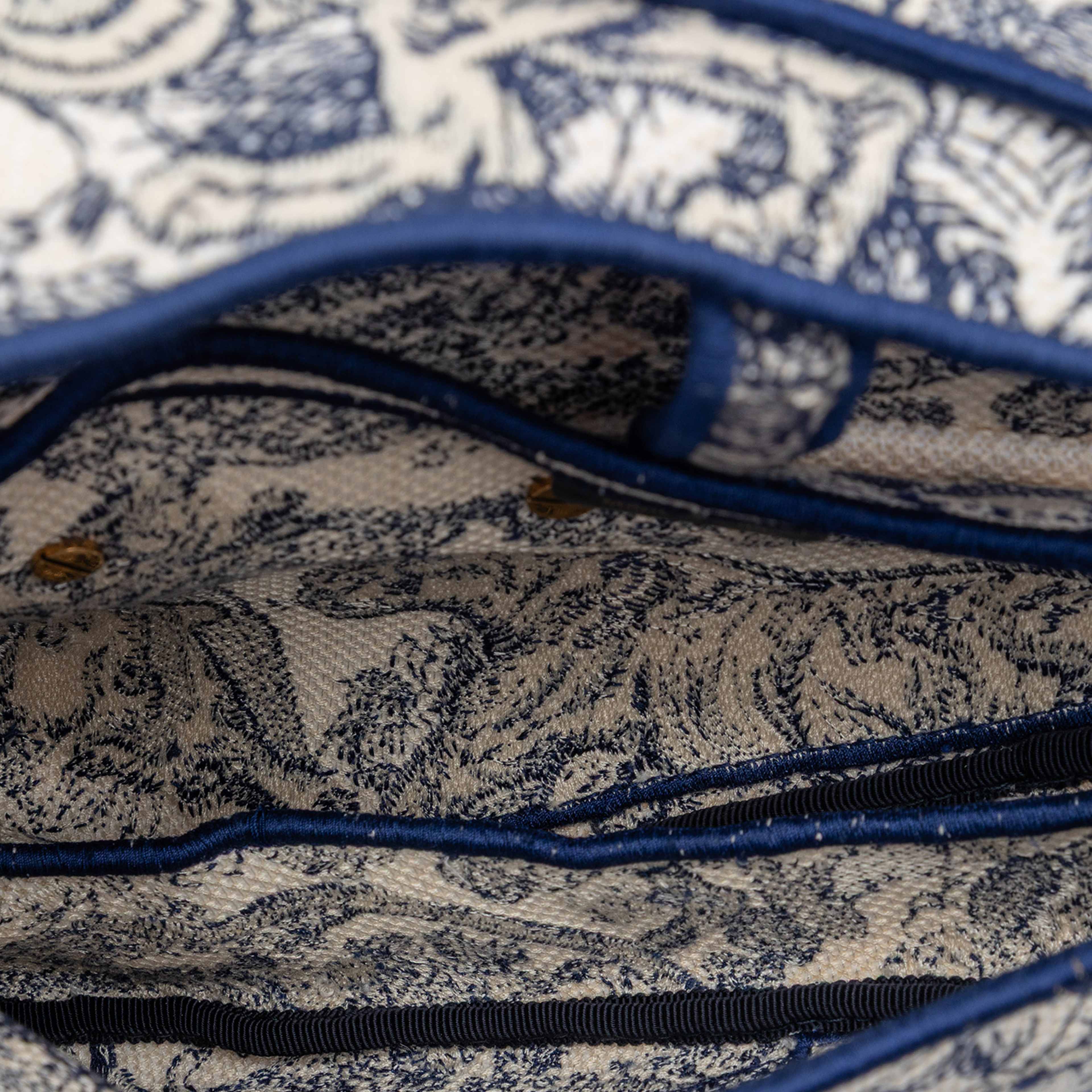 Dior Embroidered Canvas Toile De Jouy Saddle Bag, från Luxclusif, i färgen navy. Klicka för att öppna bilden i stort format