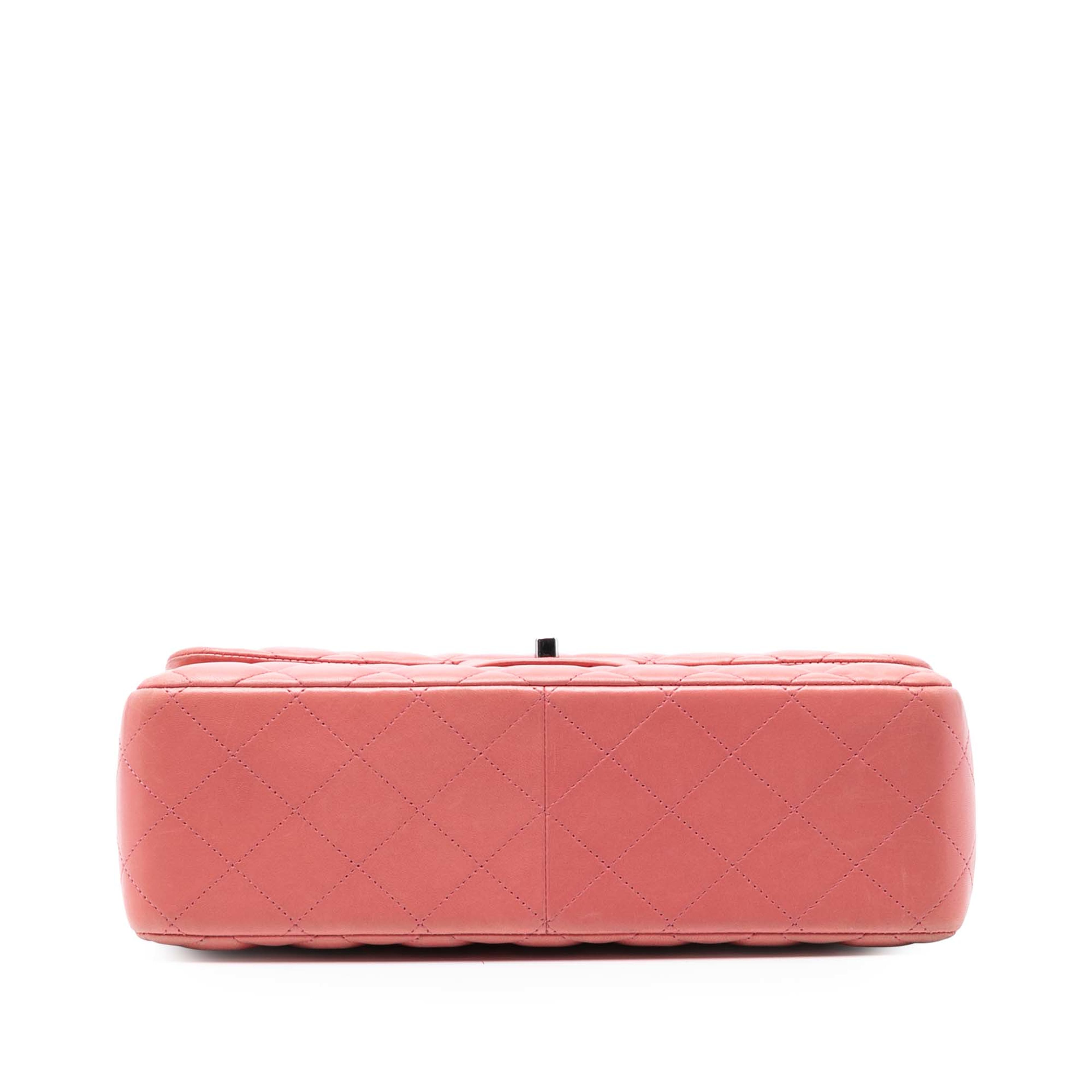 Chanel Jumbo Classic Lambskin Double Flap, från Luxclusif, i färgen blush. Klicka för att öppna bilden i stort format