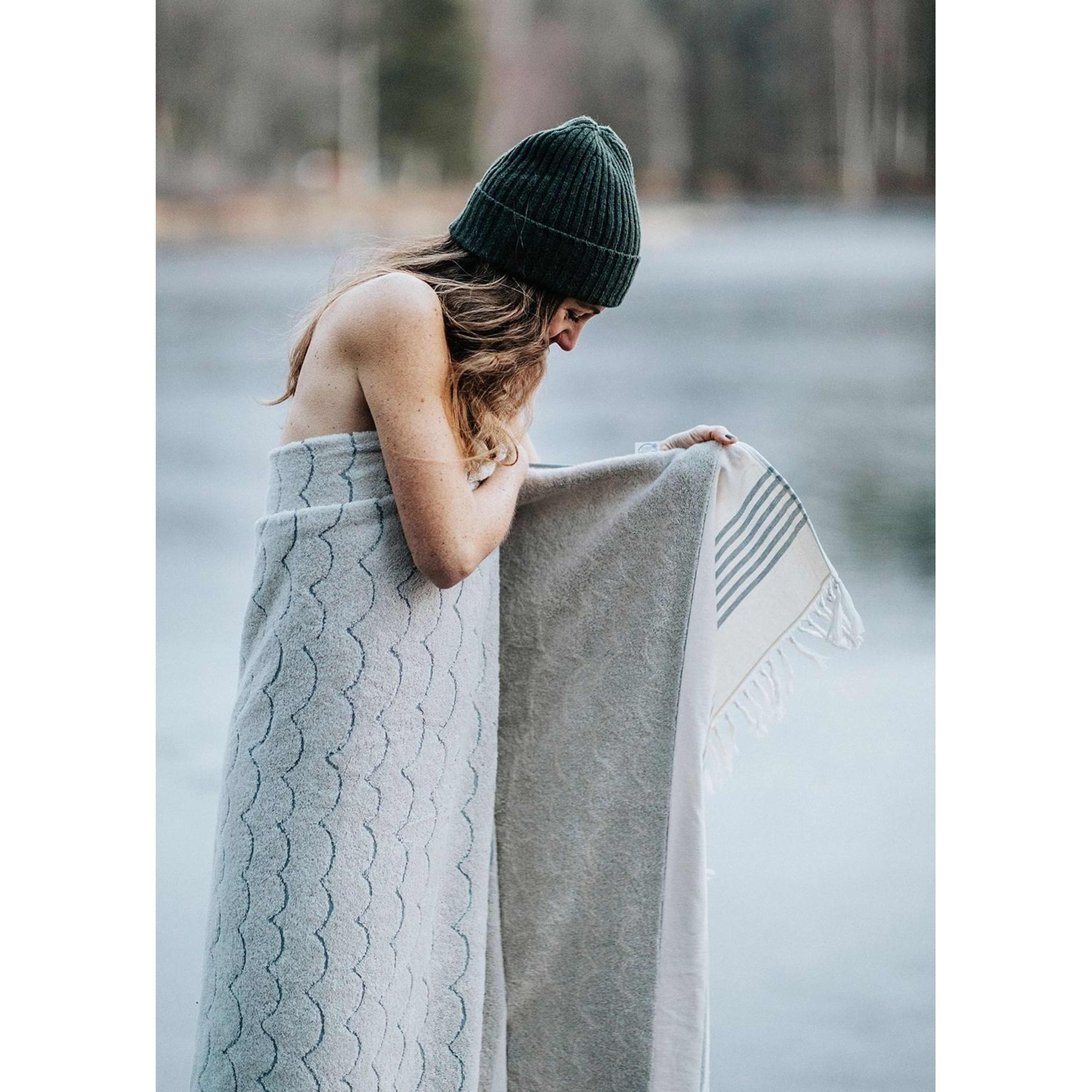 Strandhandduk Våg Ecru, från emmamalena, i färgen off-white. Klicka för att öppna bilden i stort format