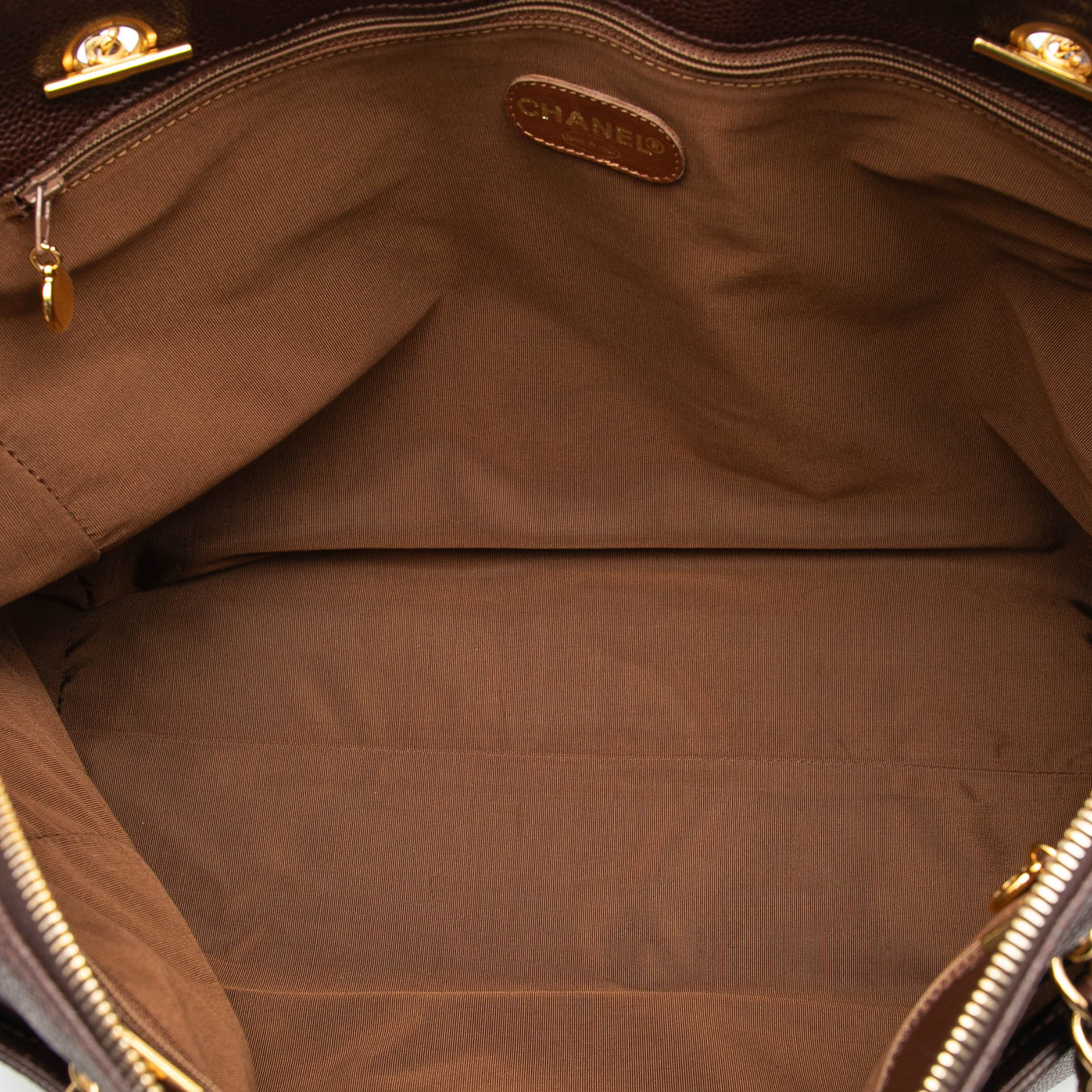 Chanel Cc Caviar Chain Zip Tote, från Luxclusif, i färgen dark brown. Klicka för att öppna bilden i stort format