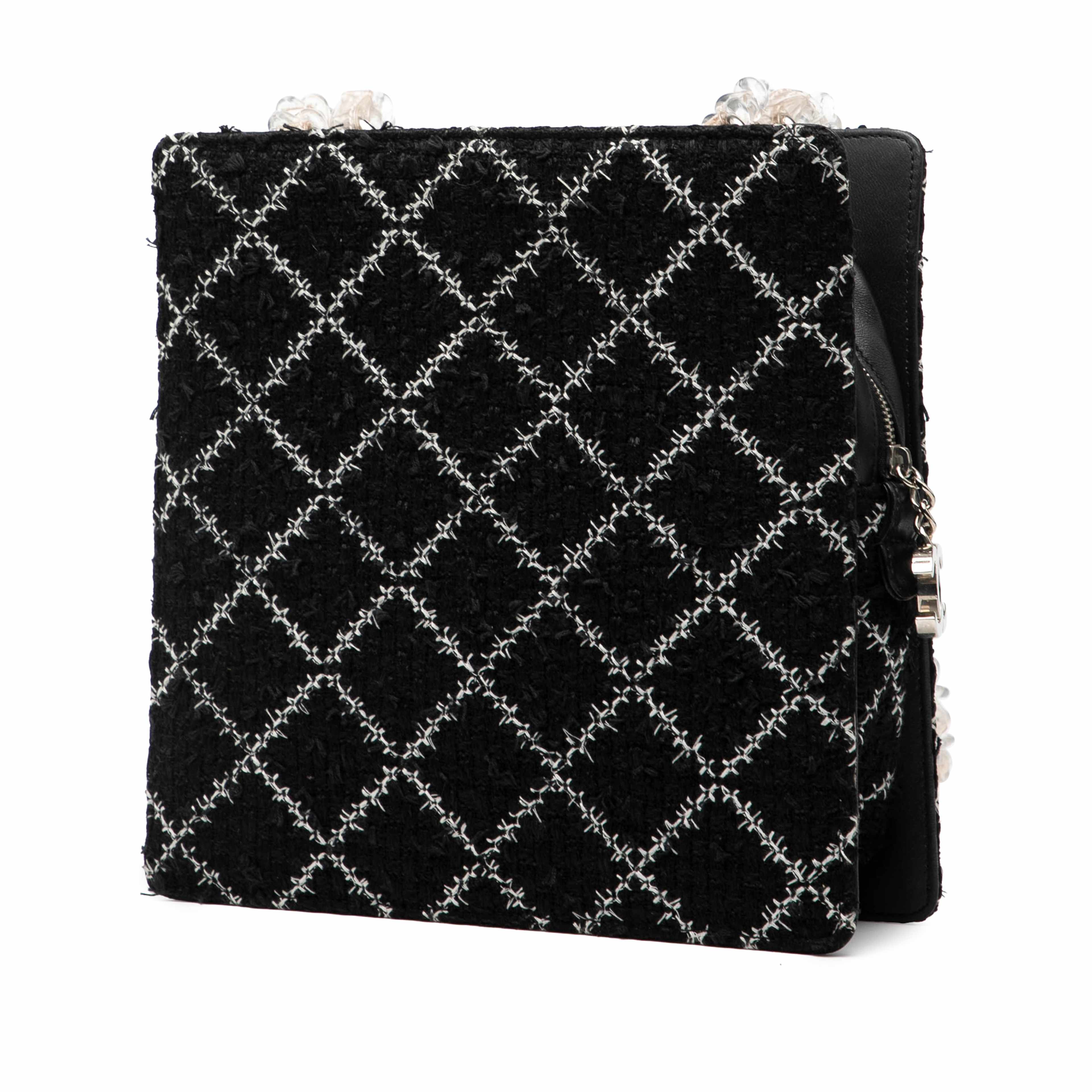 Chanel Tweed And Resin Zipped Chain Shopping Bag, från Luxclusif, i färgen svart. Klicka för att öppna bilden i stort format