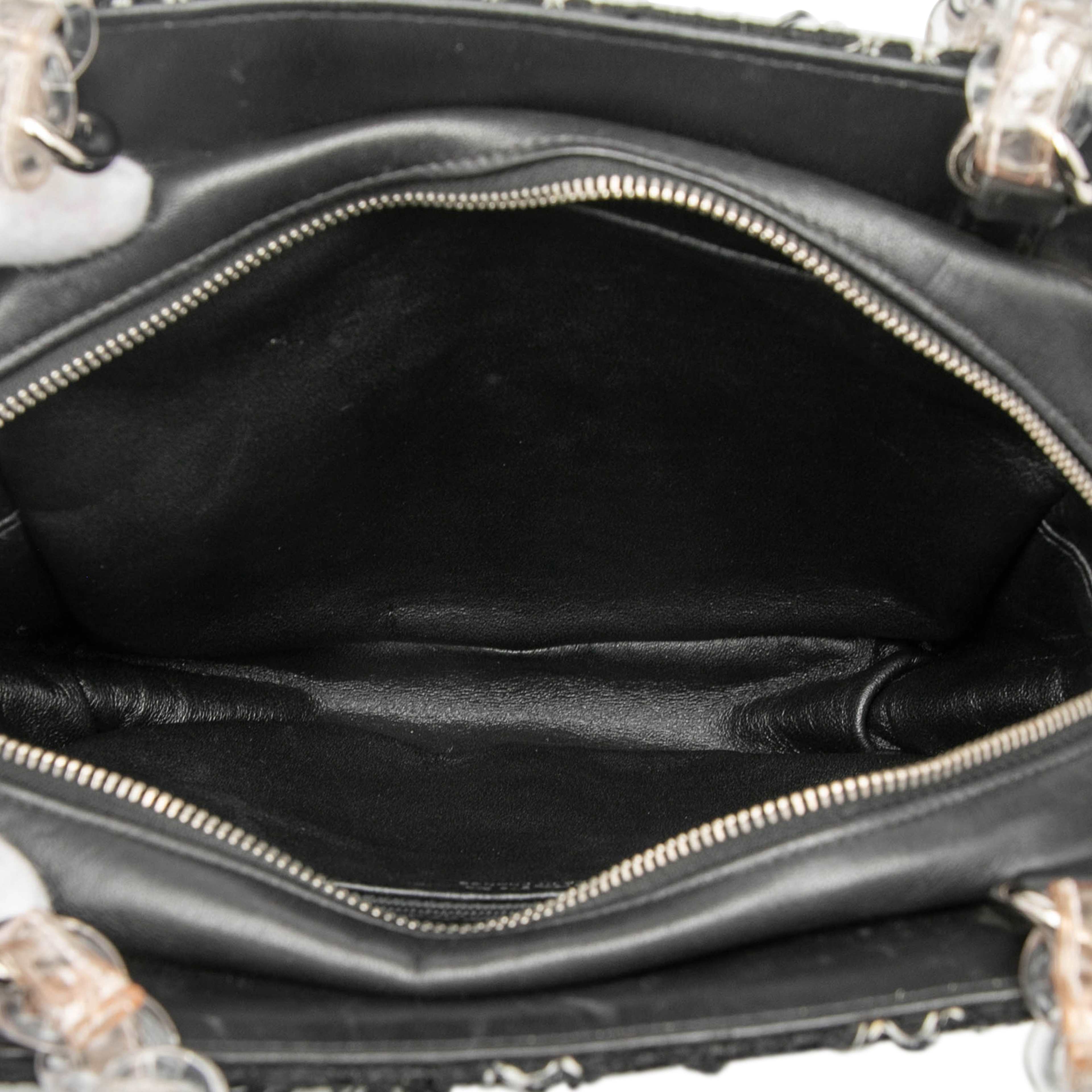 Chanel Tweed And Resin Zipped Chain Shopping Bag, från Luxclusif, i färgen black. Klicka för att öppna bilden i stort format