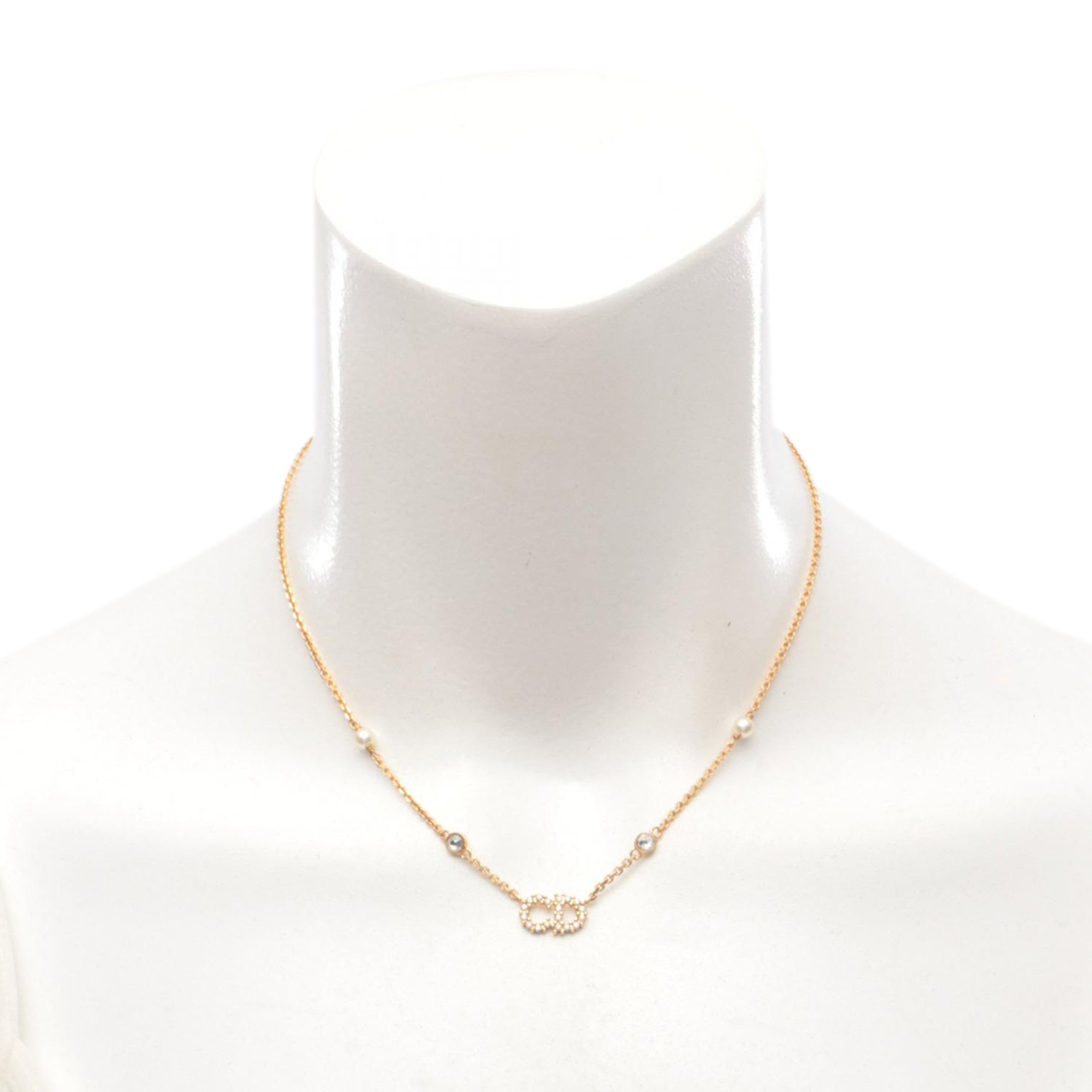 Dior Gold Plated Faux Pearl And Rhinestone Clair D Lune Pendant Necklace, från Luxclusif, i färgen gold. Klicka för att öppna bilden i stort format