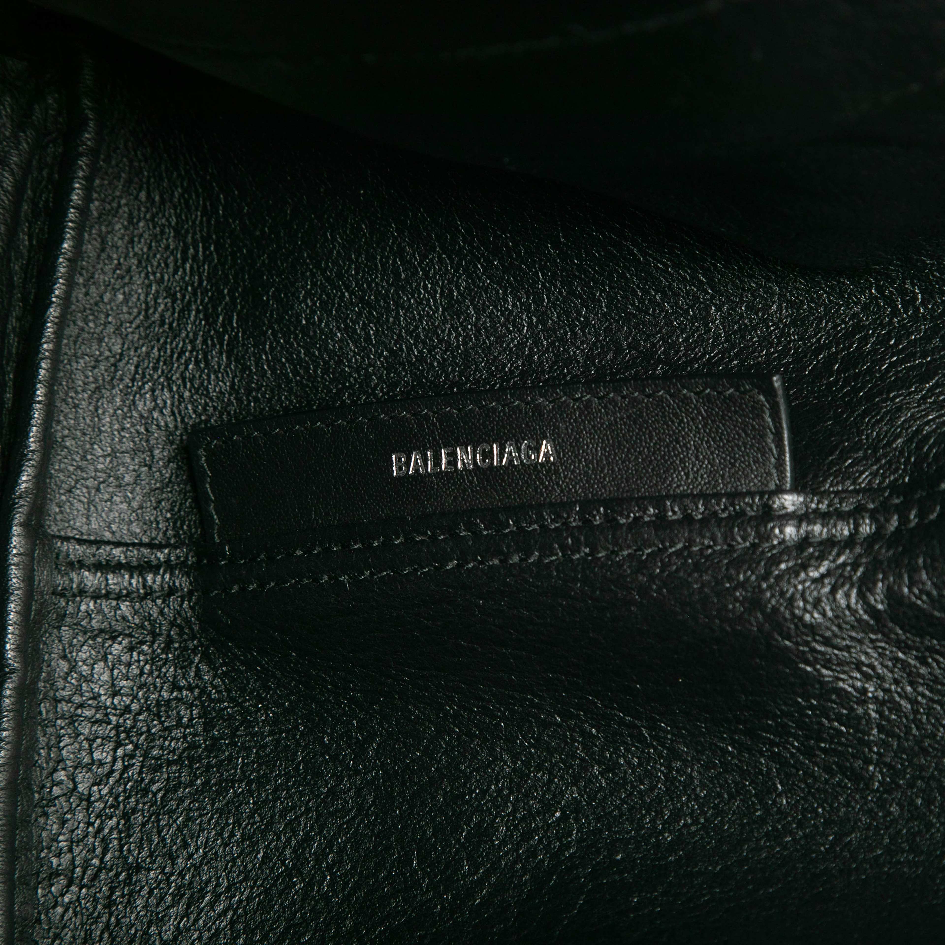 Balenciaga Leather Navy Cabas S Tote, från Luxclusif, i färgen black. Klicka för att öppna bilden i stort format