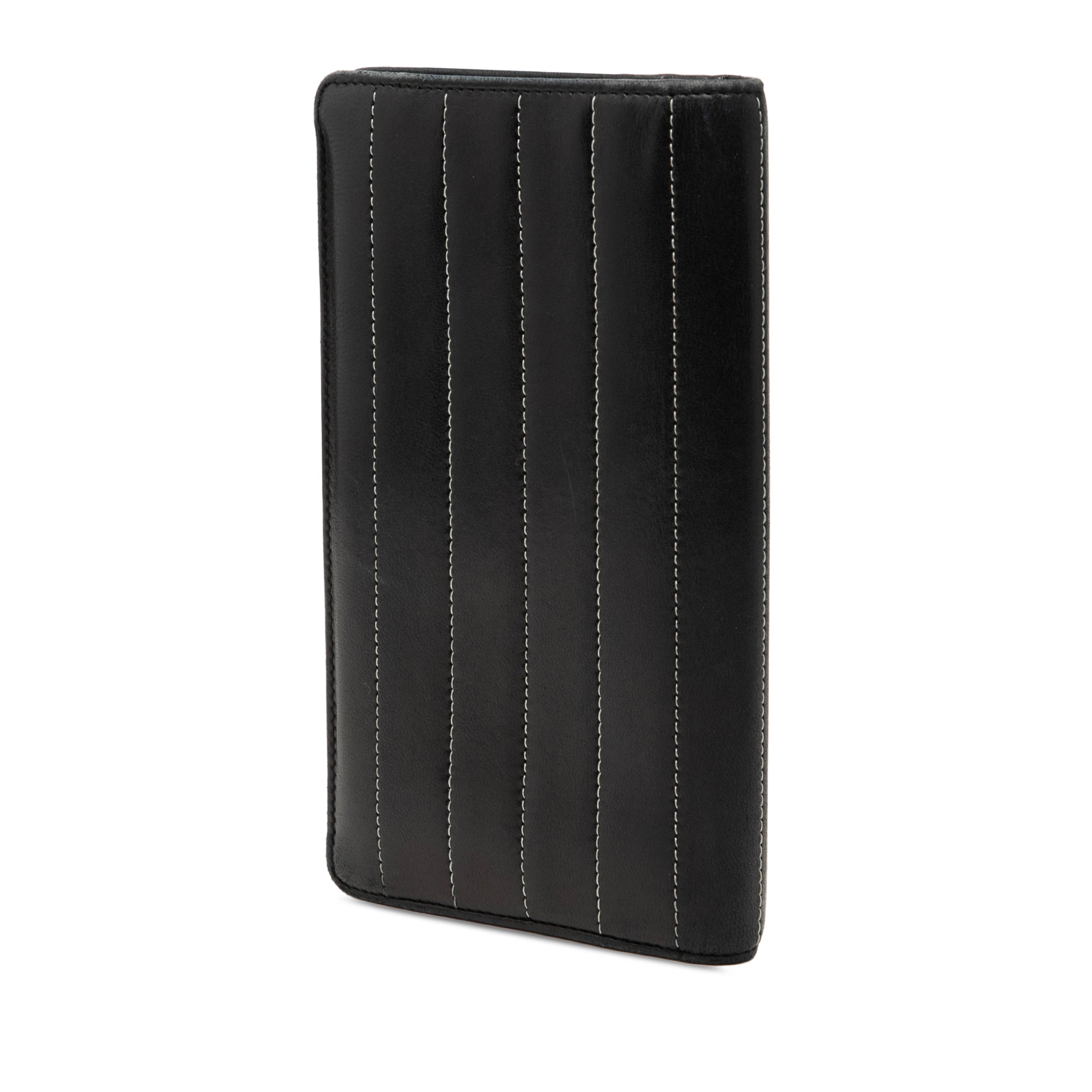 Chanel Lambskin Vertical Quilted Mademoiselle Yen Wallet, från Luxclusif, i färgen svart. Klicka för att öppna bilden i stort format