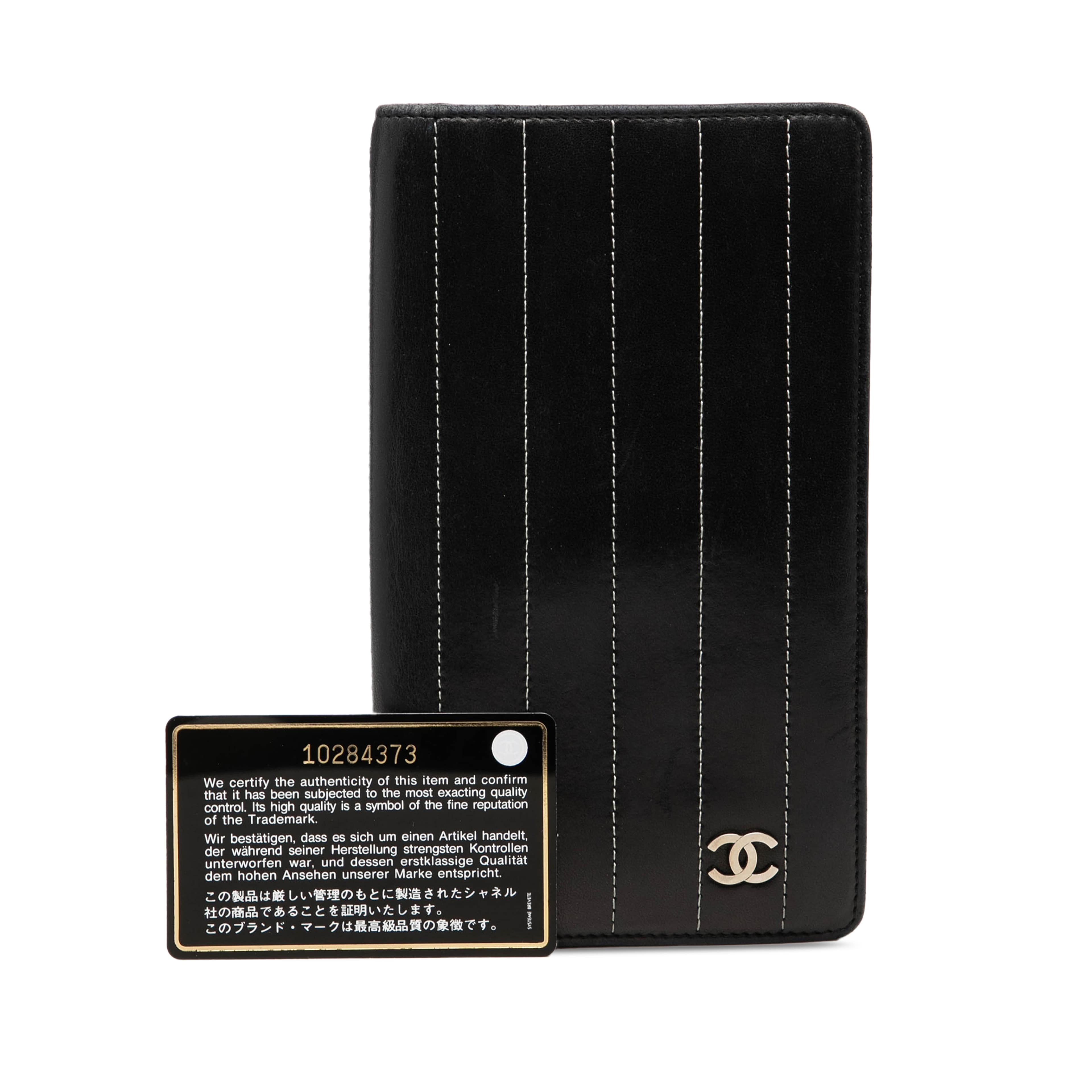 Chanel Lambskin Vertical Quilted Mademoiselle Yen Wallet, från Luxclusif, i färgen svart. Klicka för att öppna bilden i stort format