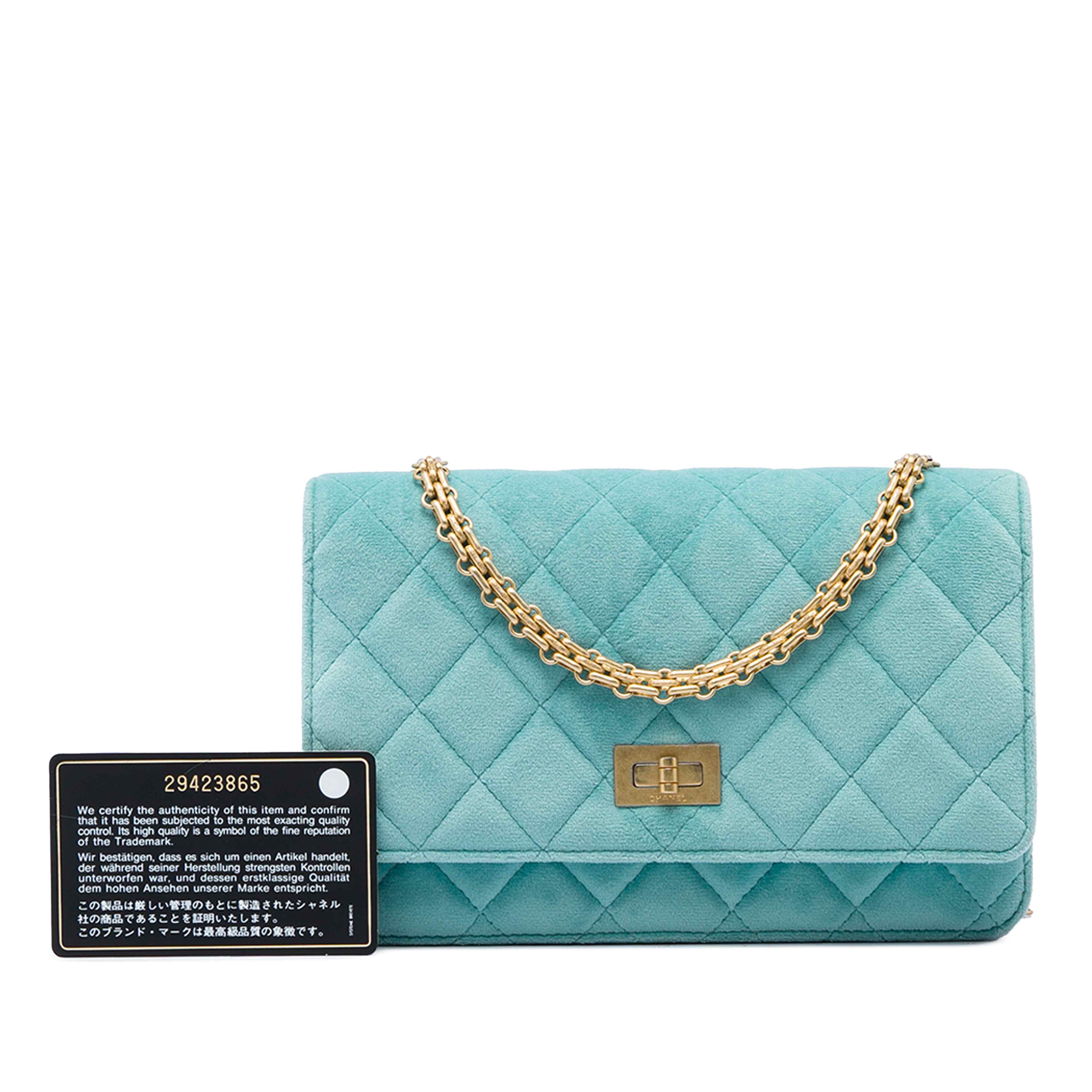 Chanel Quilted Velvet Reissue 2.55 Wallet On Chain, från Luxclusif, i färgen blå. Klicka för att öppna bilden i stort format