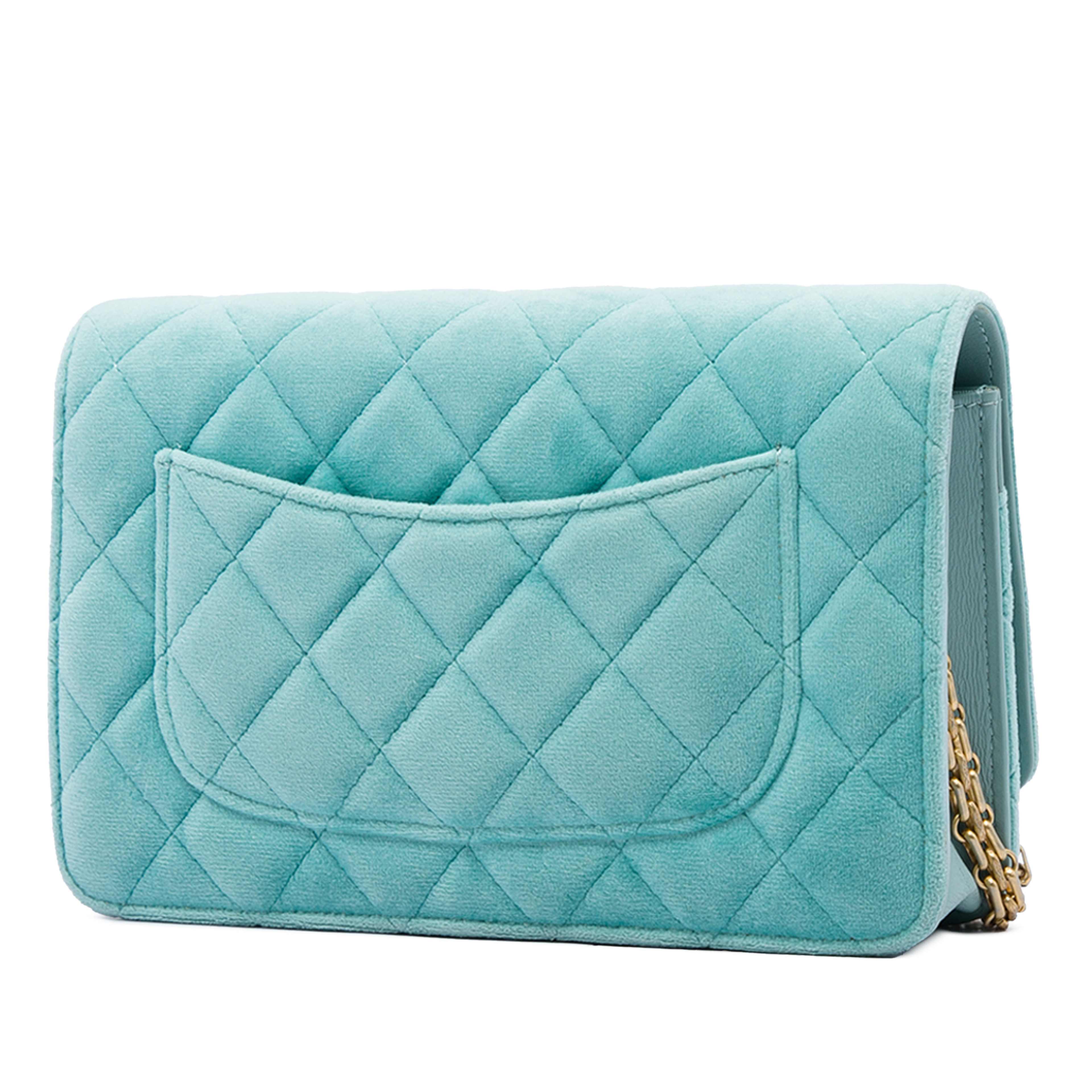 Chanel Quilted Velvet Reissue 2.55 Wallet On Chain, från Luxclusif, i färgen blå. Klicka för att öppna bilden i stort format
