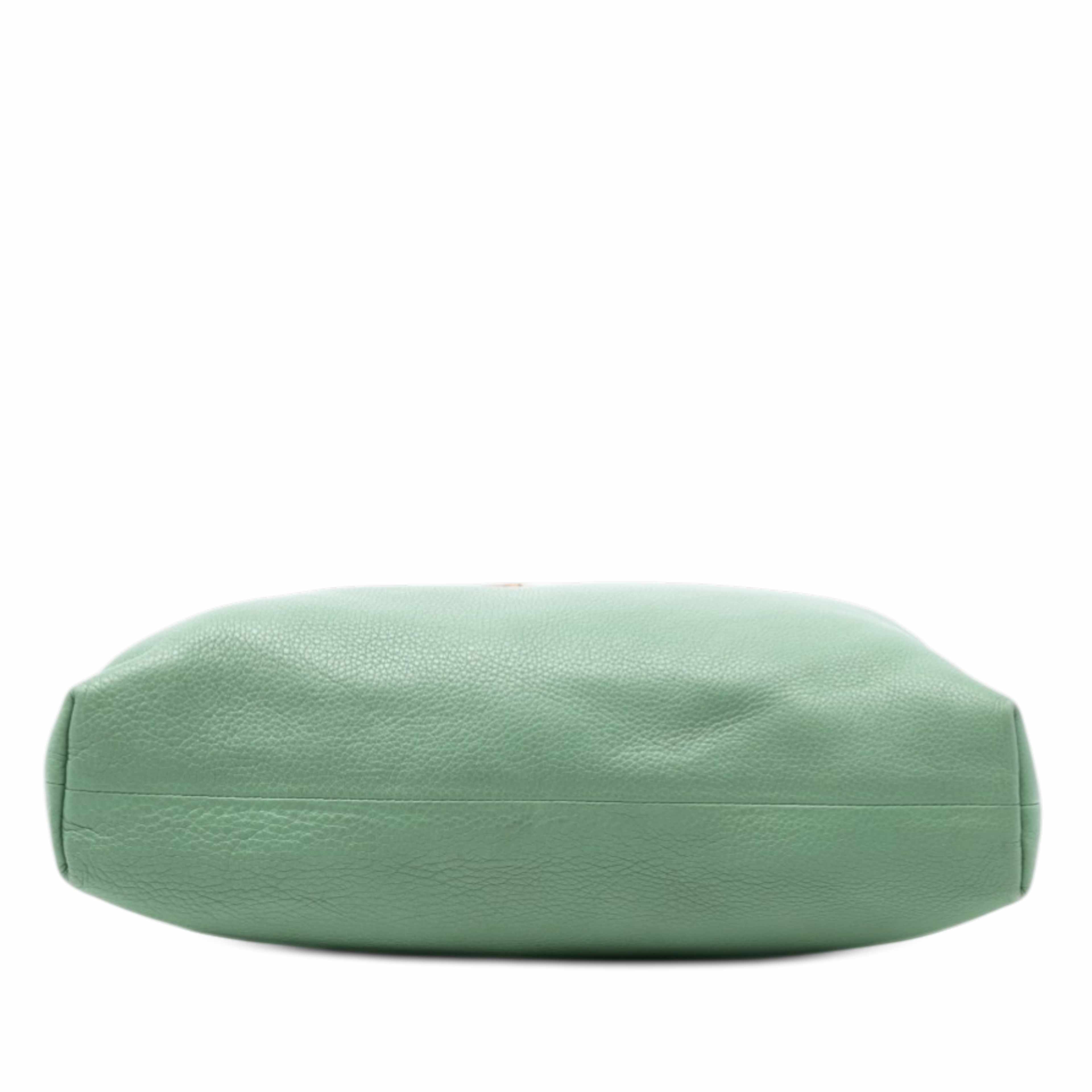 Gucci Tall Leather Bamboo Shopper Tote, från Luxclusif, i färgen light green. Klicka för att öppna bilden i stort format