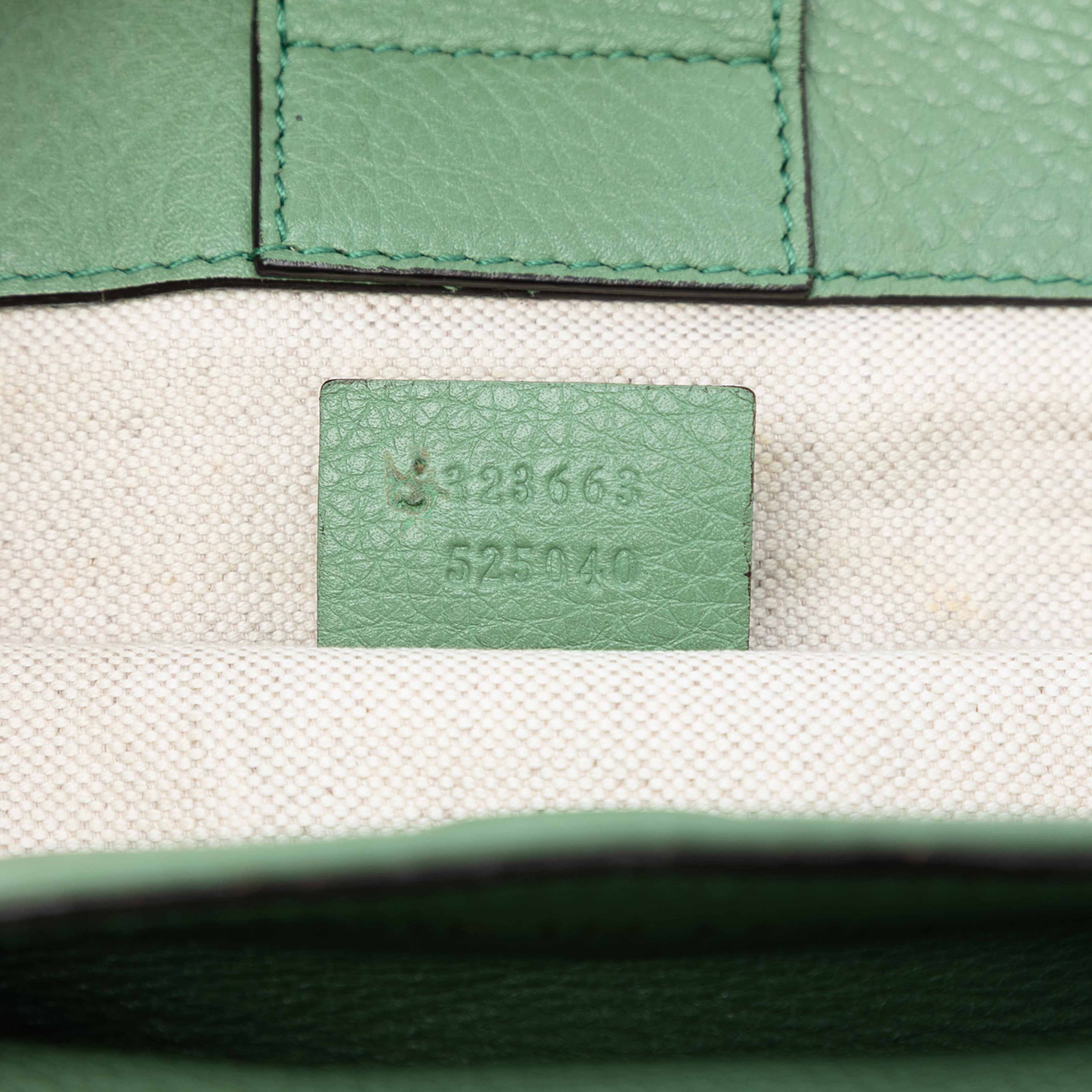 Gucci Tall Leather Bamboo Shopper Tote, från Luxclusif, i färgen light green. Klicka för att öppna bilden i stort format
