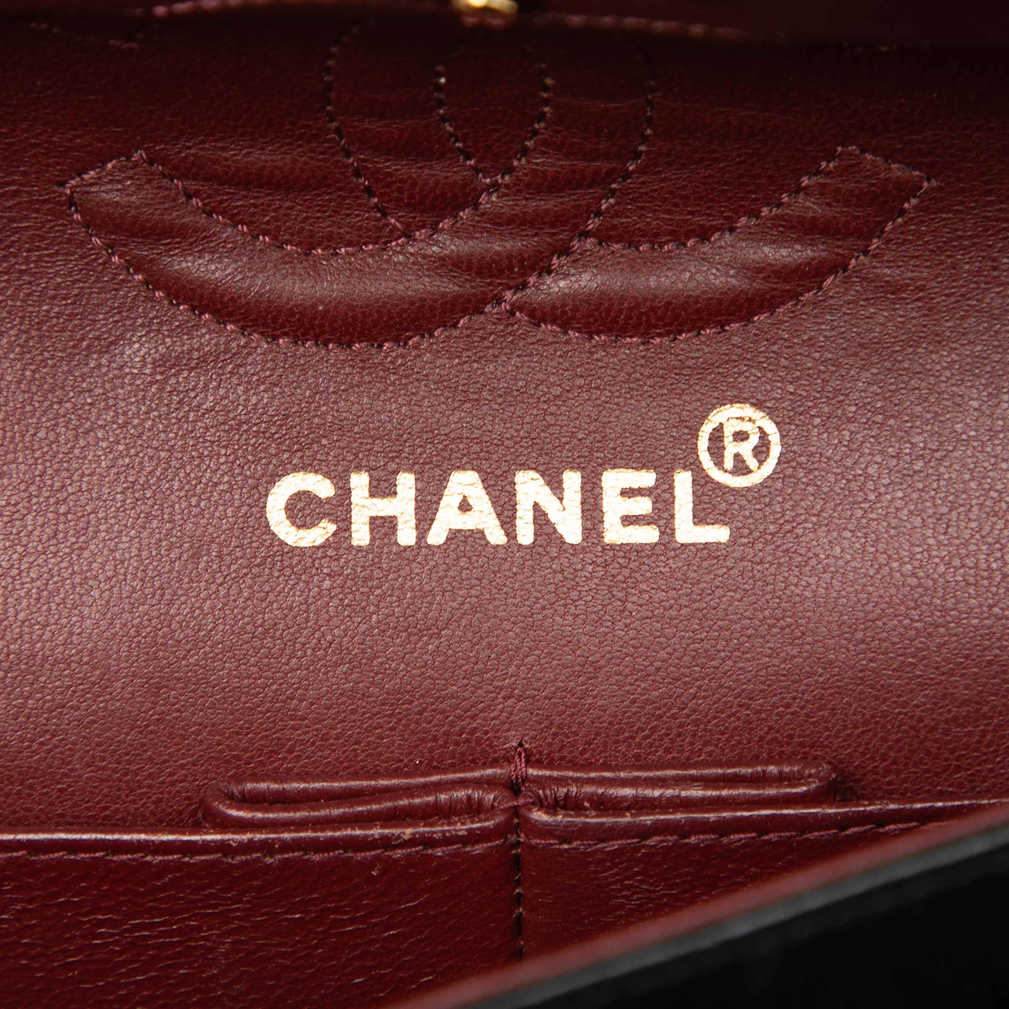 Chanel Small Classic Lambskin Double Flap, från Luxclusif, i färgen black. Klicka för att öppna bilden i stort format