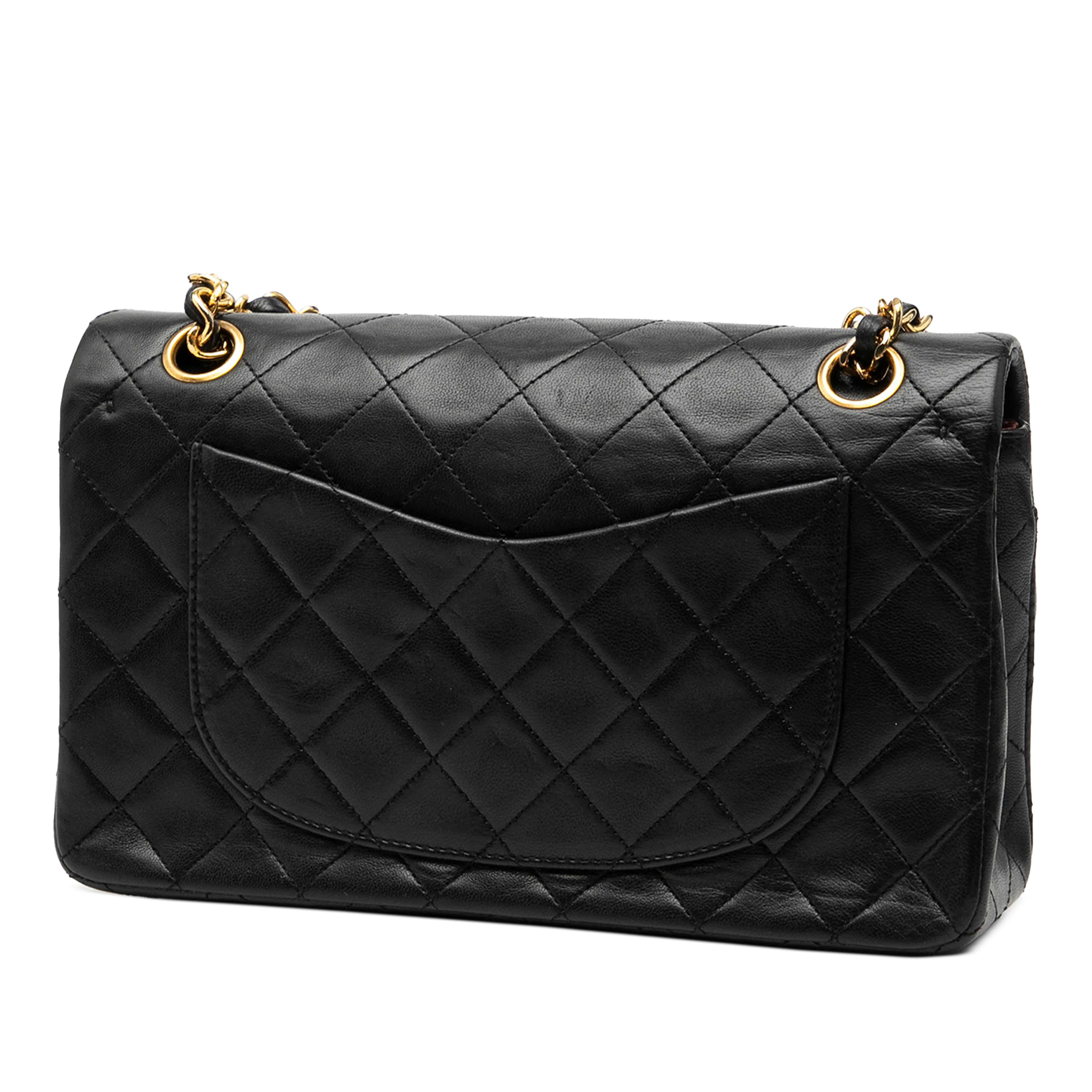 Chanel Small Classic Lambskin Double Flap, från Luxclusif, i färgen black. Klicka för att öppna bilden i stort format