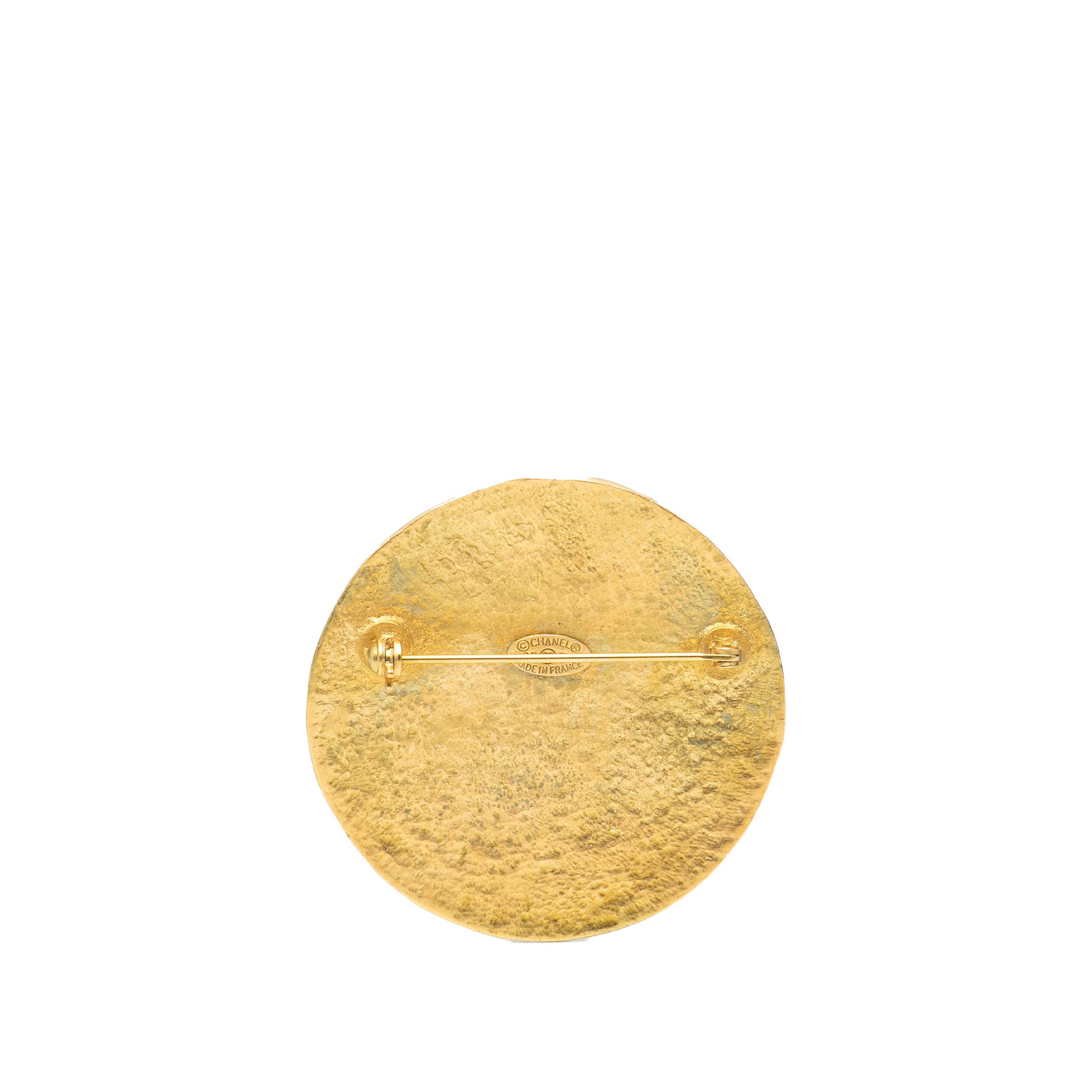 Chanel Cc Gold Plated Round Brooch, från Luxclusif, i färgen gold. Klicka för att öppna bilden i stort format