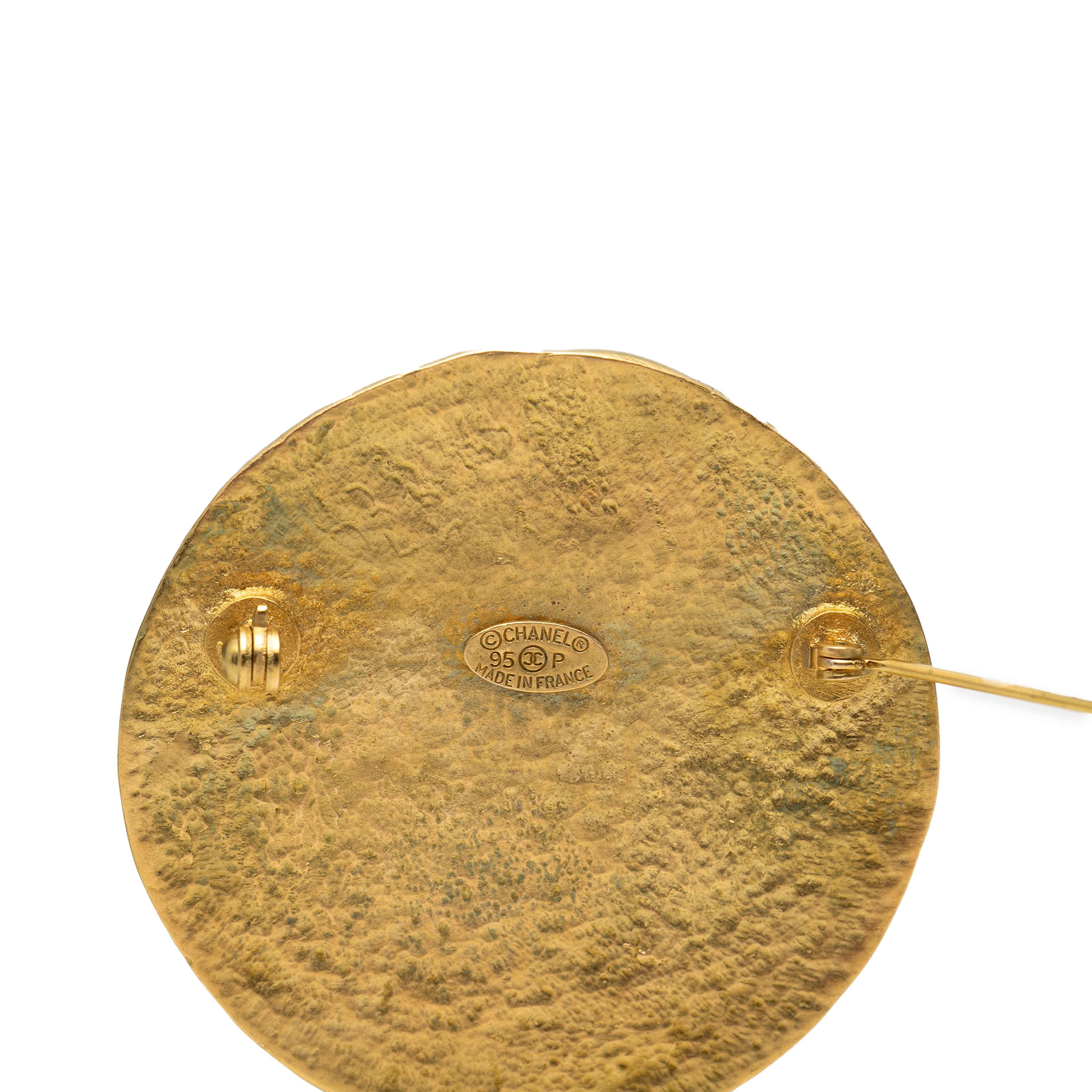 Chanel Cc Gold Plated Round Brooch, från Luxclusif, i färgen gold. Klicka för att öppna bilden i stort format