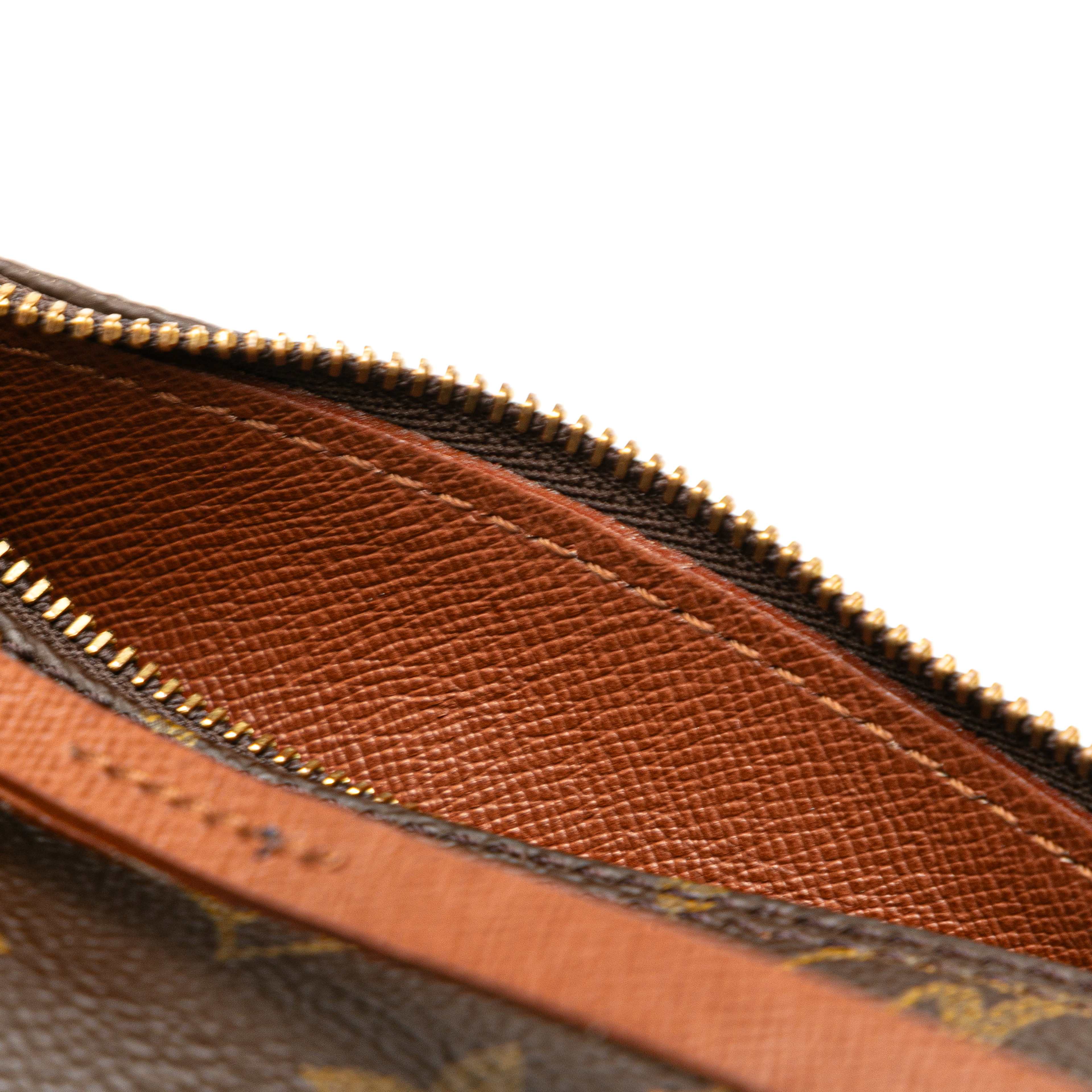 Louis Vuitton Monogram Papillon Pochette, från Luxclusif, i färgen brown. Klicka för att öppna bilden i stort format