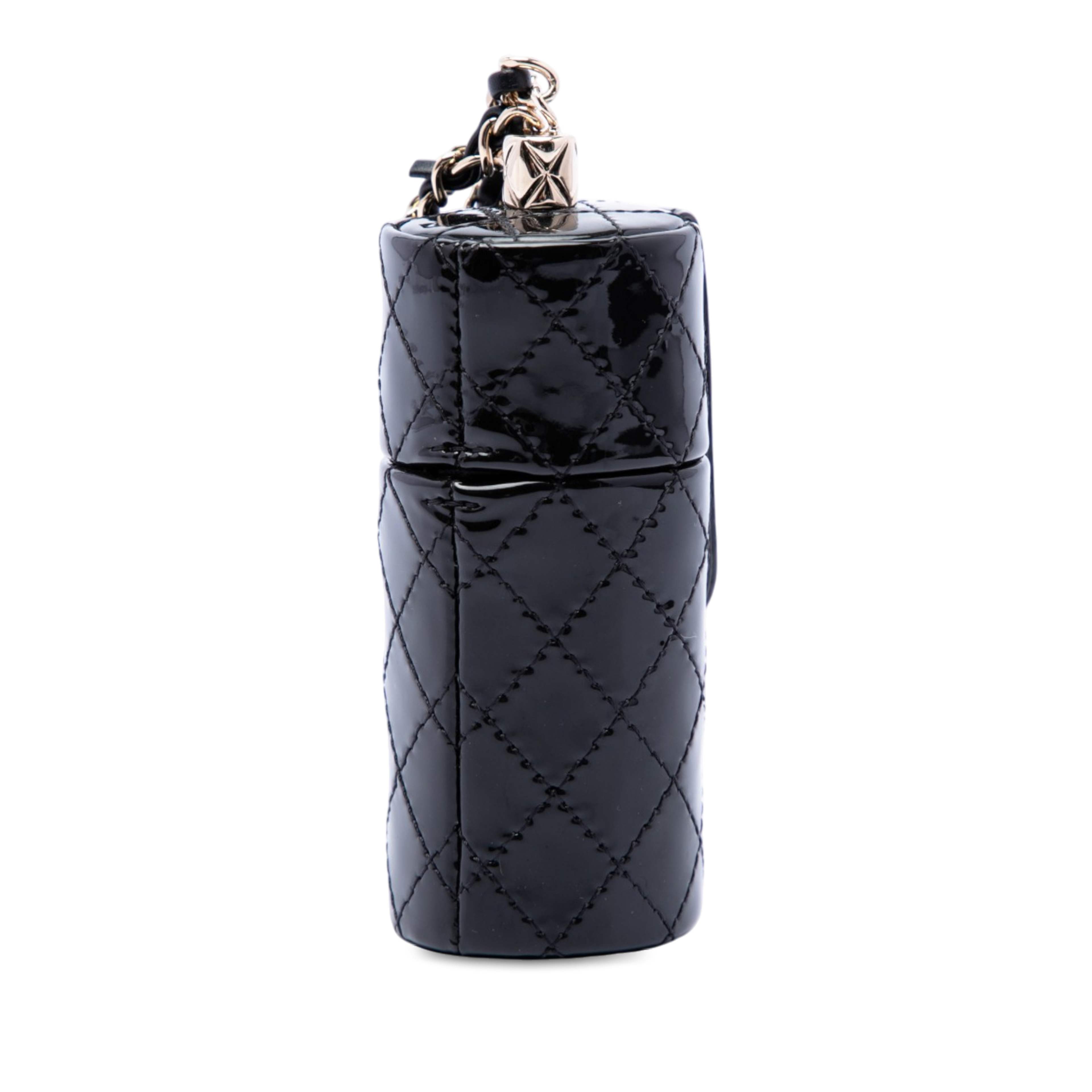 Chanel Cc Quilted Patent Lipstick Case, från Luxclusif, i färgen svart. Klicka för att öppna bilden i stort format