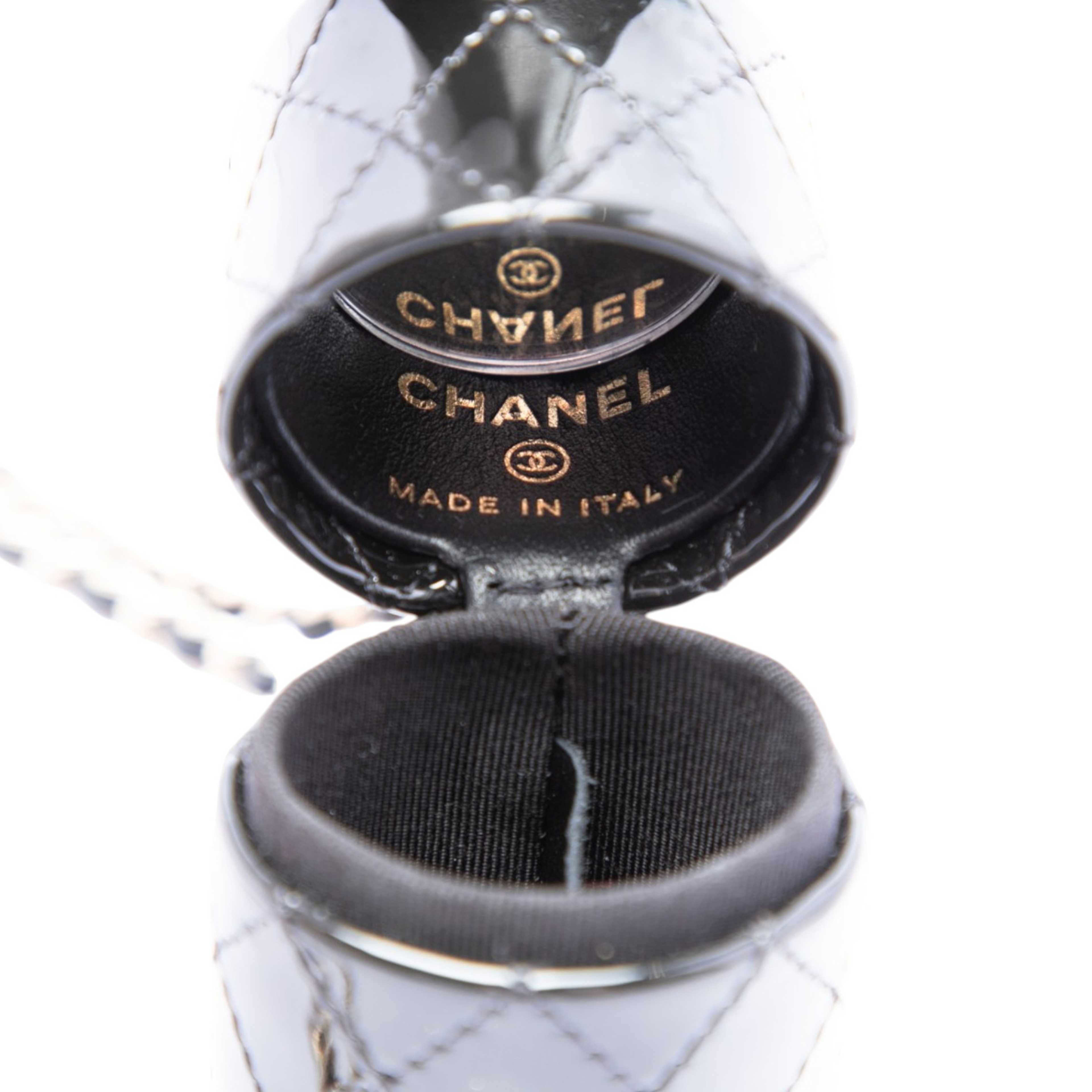 Chanel Cc Quilted Patent Lipstick Case, från Luxclusif, i färgen svart. Klicka för att öppna bilden i stort format