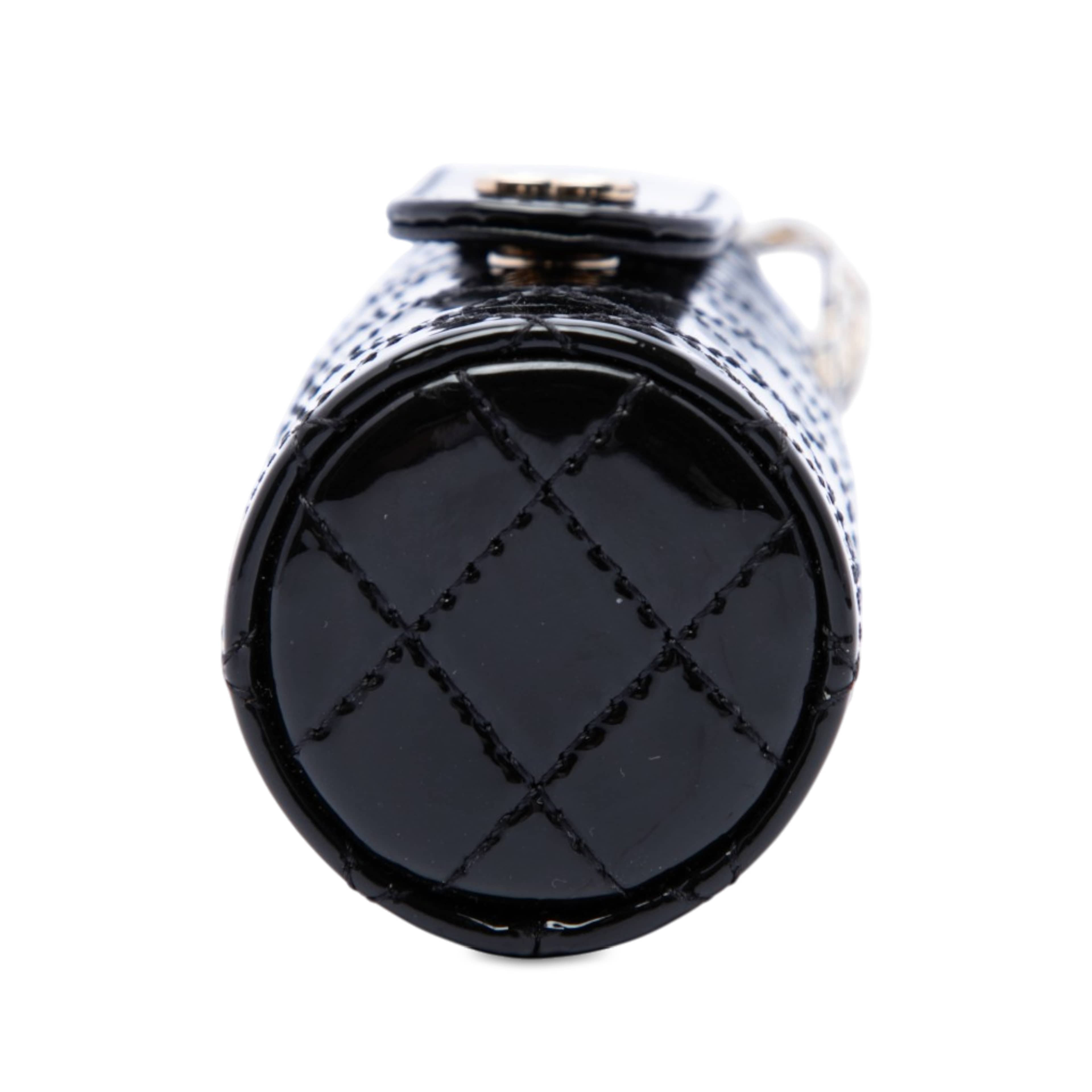 Chanel Cc Quilted Patent Lipstick Case, från Luxclusif, i färgen svart. Klicka för att öppna bilden i stort format
