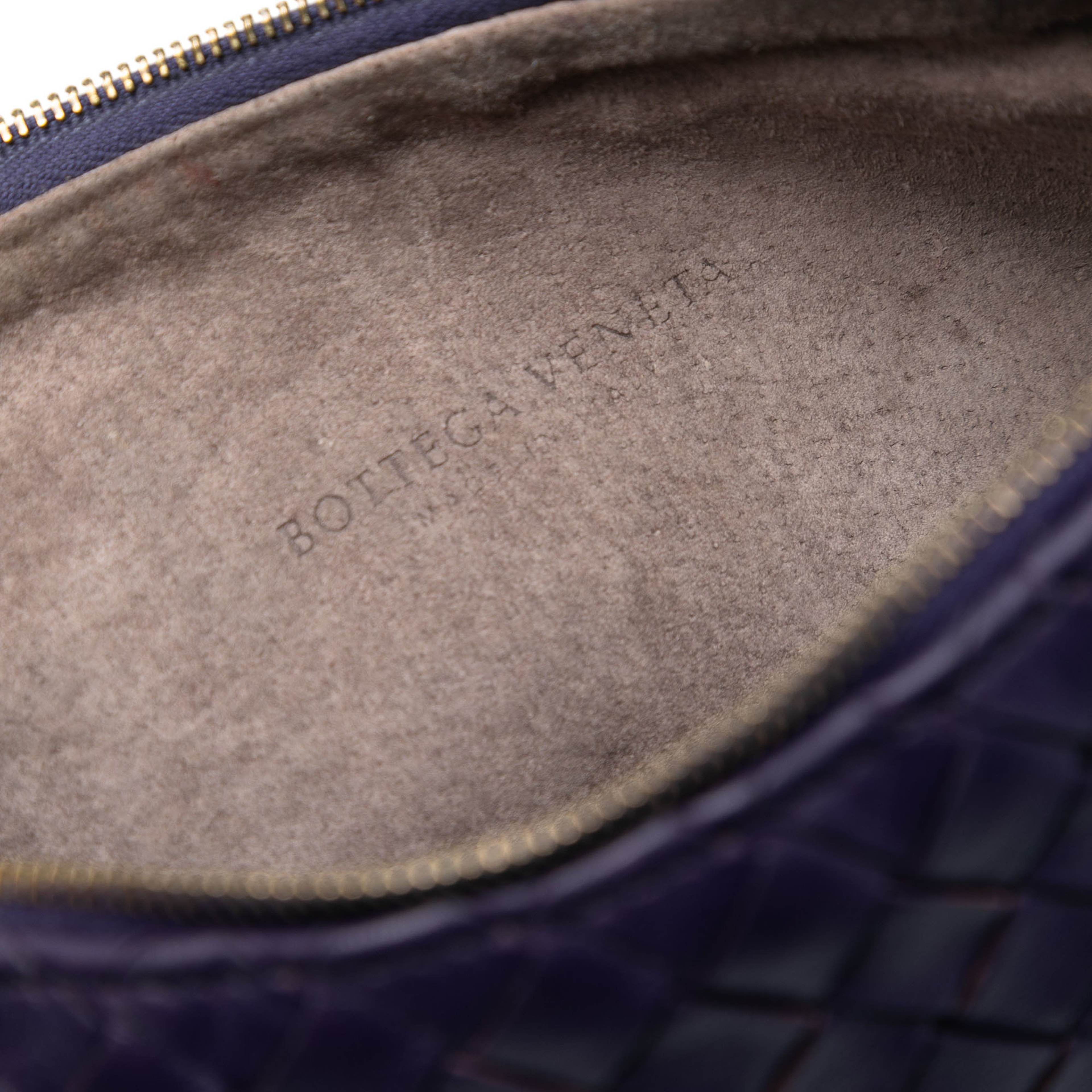 Bottega Veneta Nappa Intrecciato Crossbody, från Luxclusif, i färgen violet. Klicka för att öppna bilden i stort format