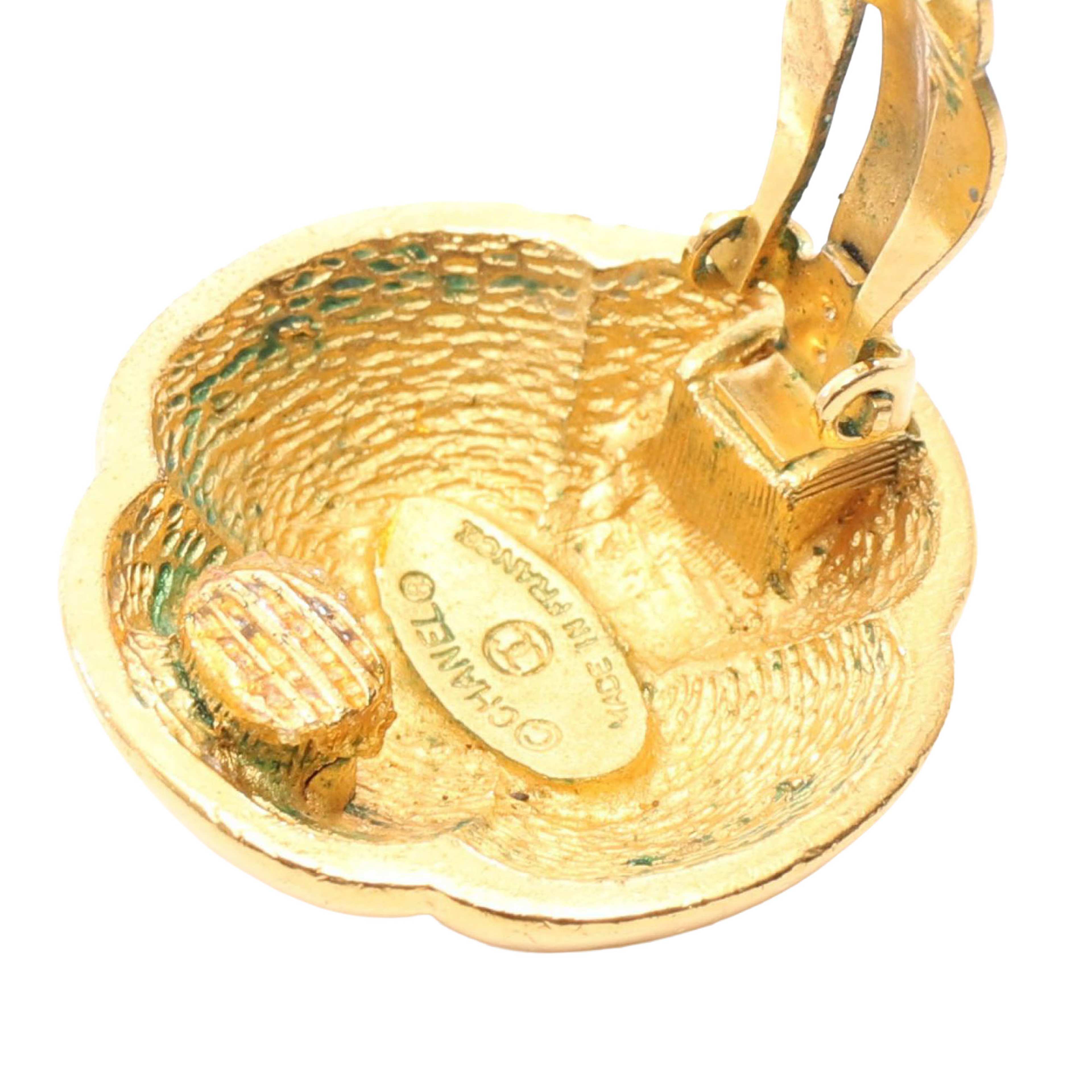 Chanel Cc Gold Plated Round Clip On Earrings, från Luxclusif, i färgen guld. Klicka för att öppna bilden i stort format