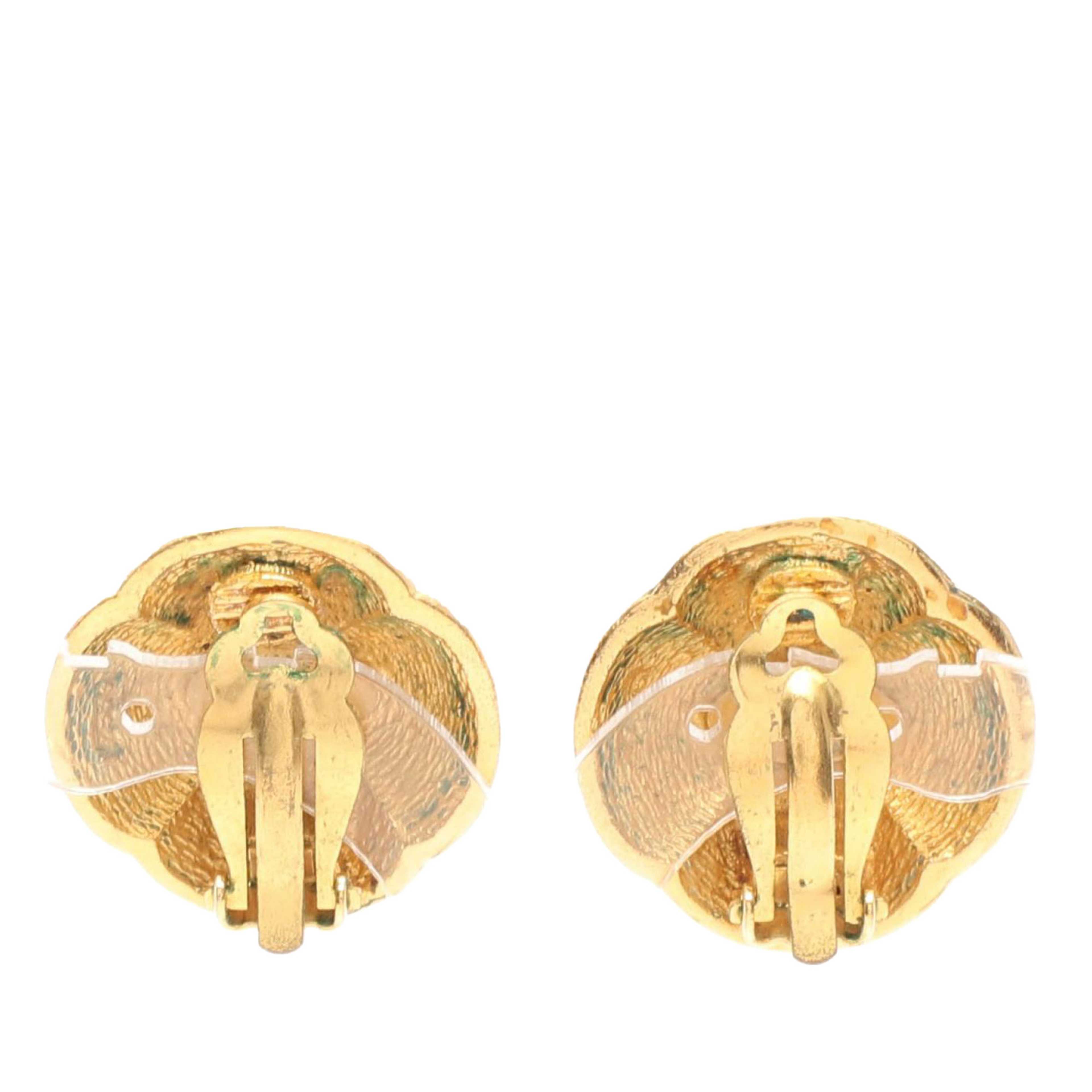 Chanel Cc Gold Plated Round Clip On Earrings, från Luxclusif, i färgen guld. Klicka för att öppna bilden i stort format