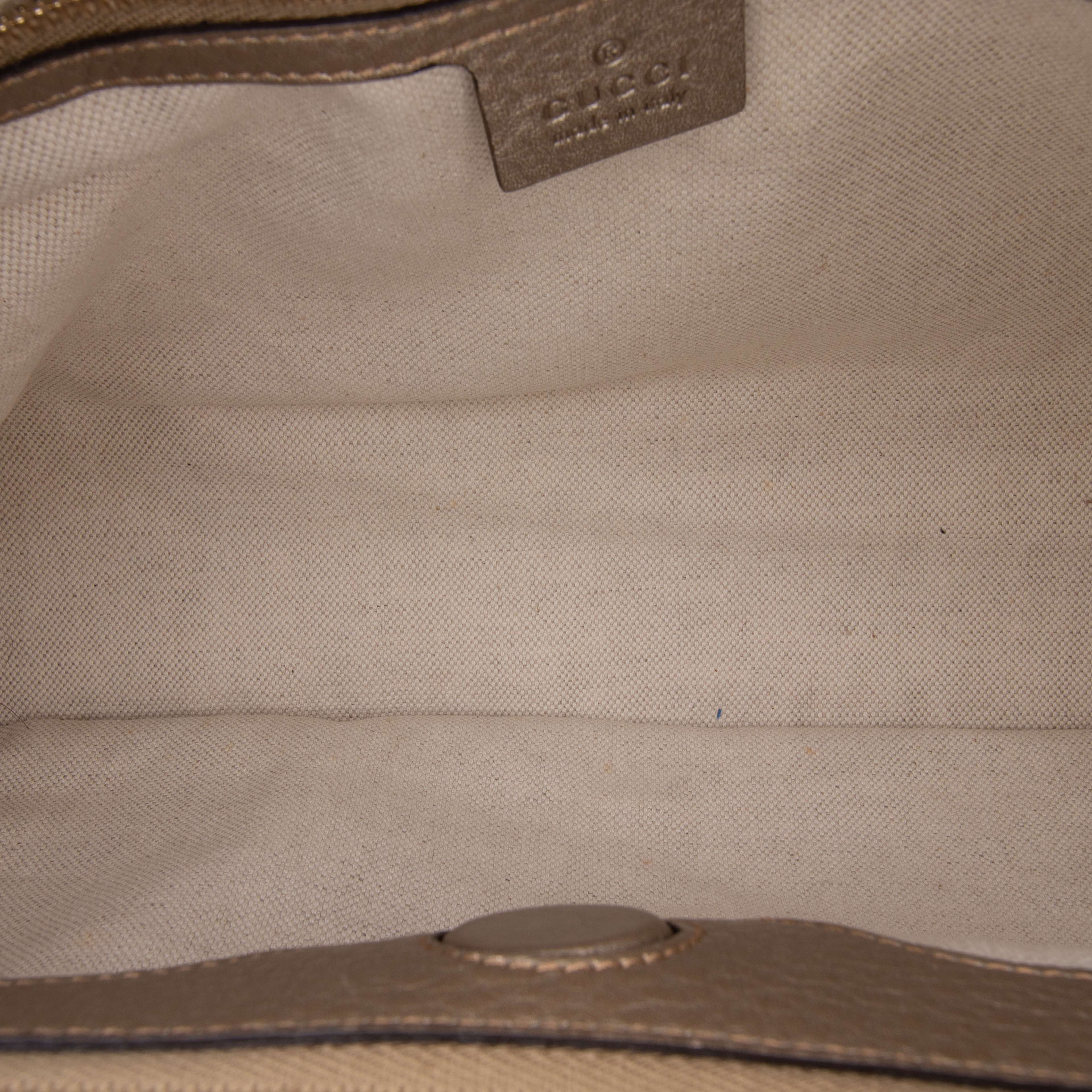 Gucci Medium Calfskin Bamboo Shopper Satchel, från Luxclusif, i färgen gold. Klicka för att öppna bilden i stort format