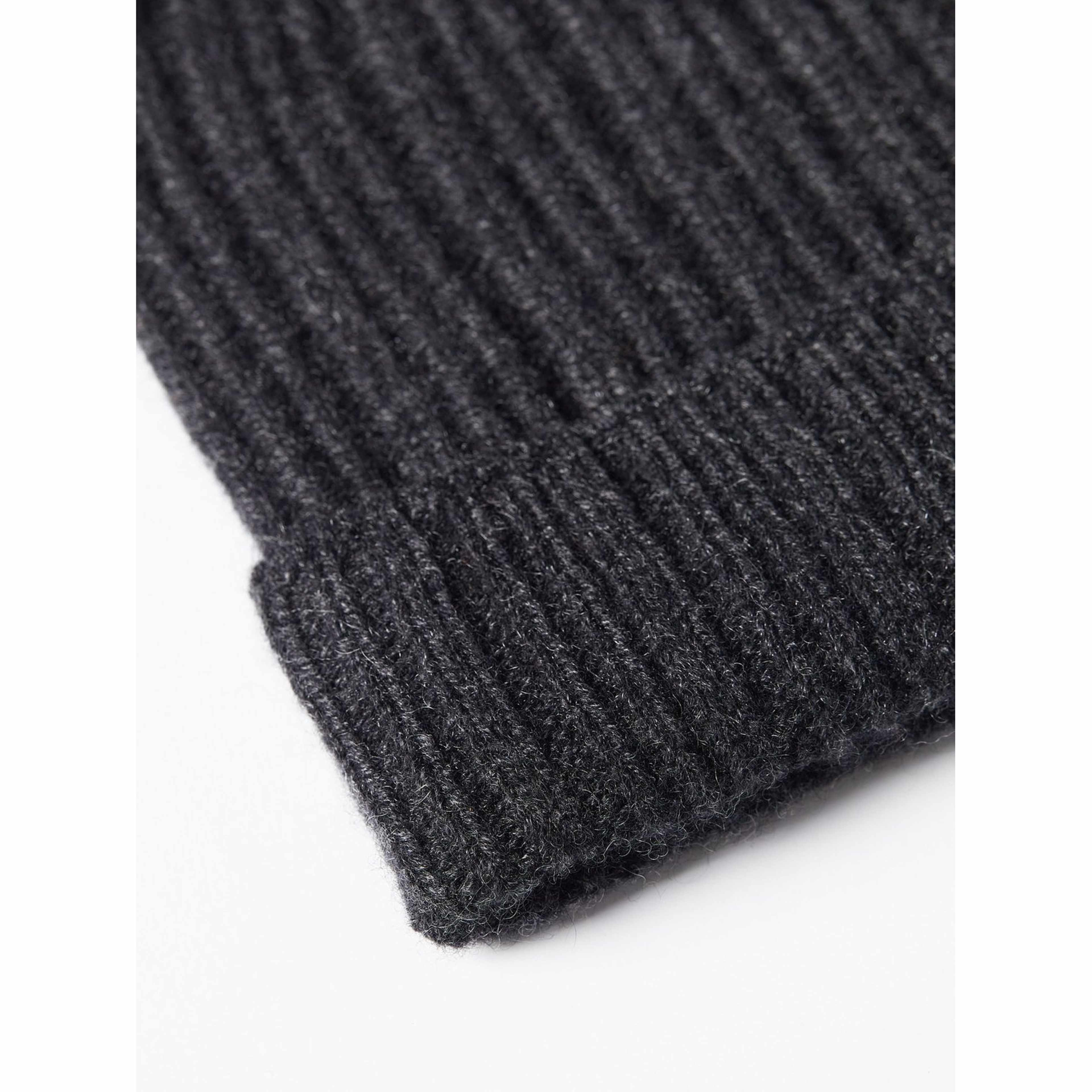 Cashmere Beanie, från John Henric, i färgen grey. Klicka för att öppna bilden i stort format