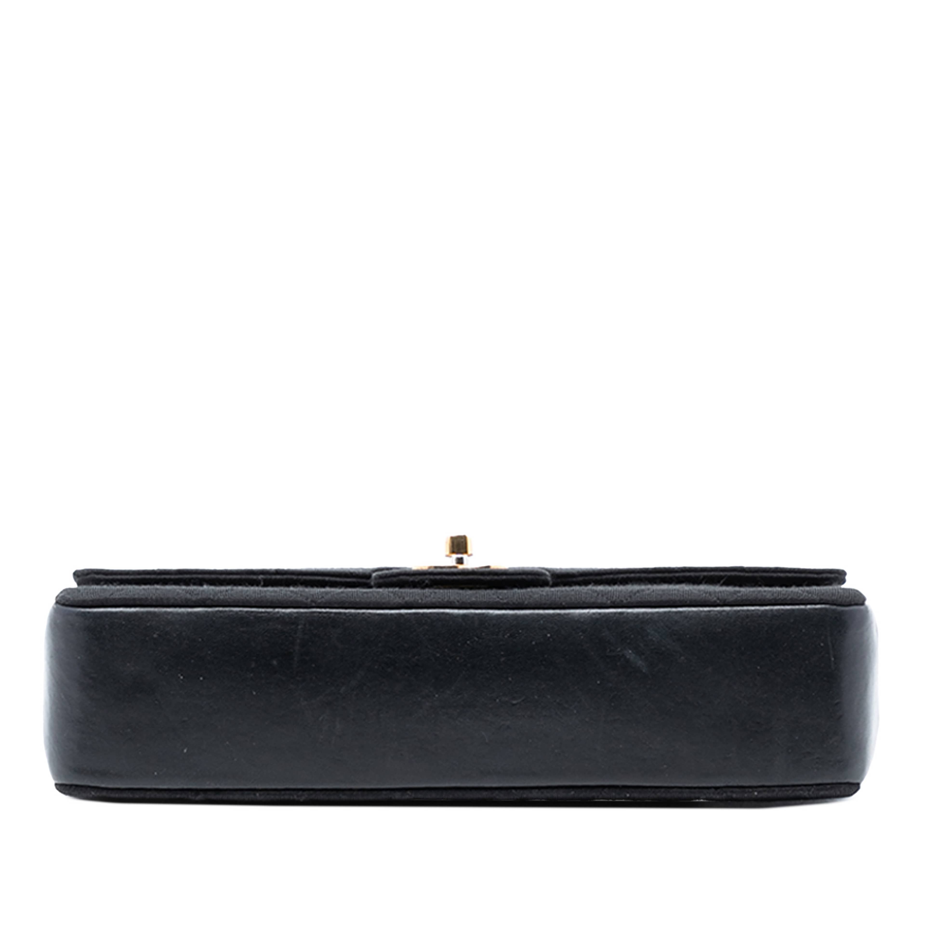 Chanel Medium Classic Jersey Double Flap, från Luxclusif, i färgen black. Klicka för att öppna bilden i stort format