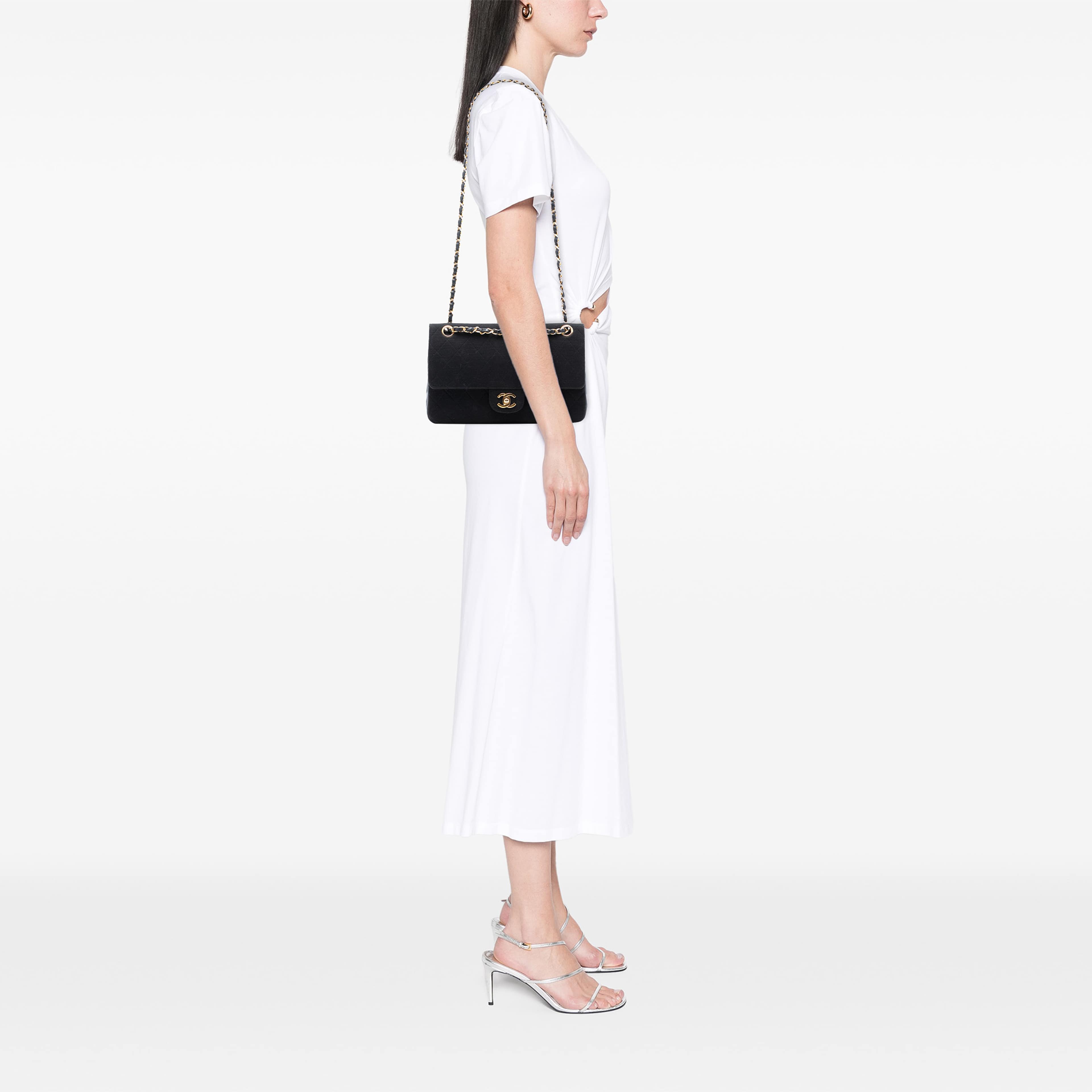 Chanel Medium Classic Jersey Double Flap, från Luxclusif, i färgen svart. Klicka för att öppna bilden i stort format