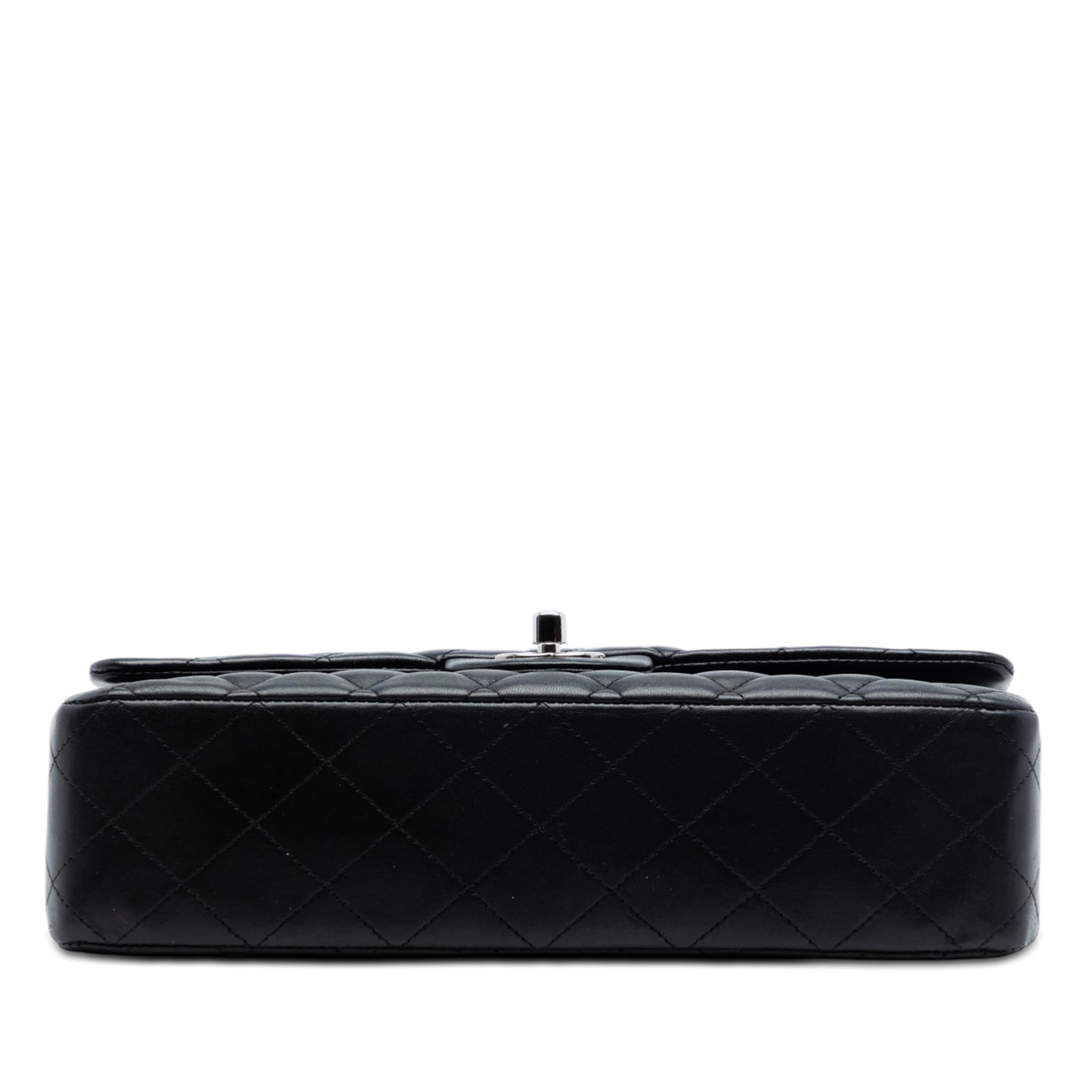 Chanel Medium Classic Lambskin Double Flap, från Luxclusif, i färgen black. Klicka för att öppna bilden i stort format