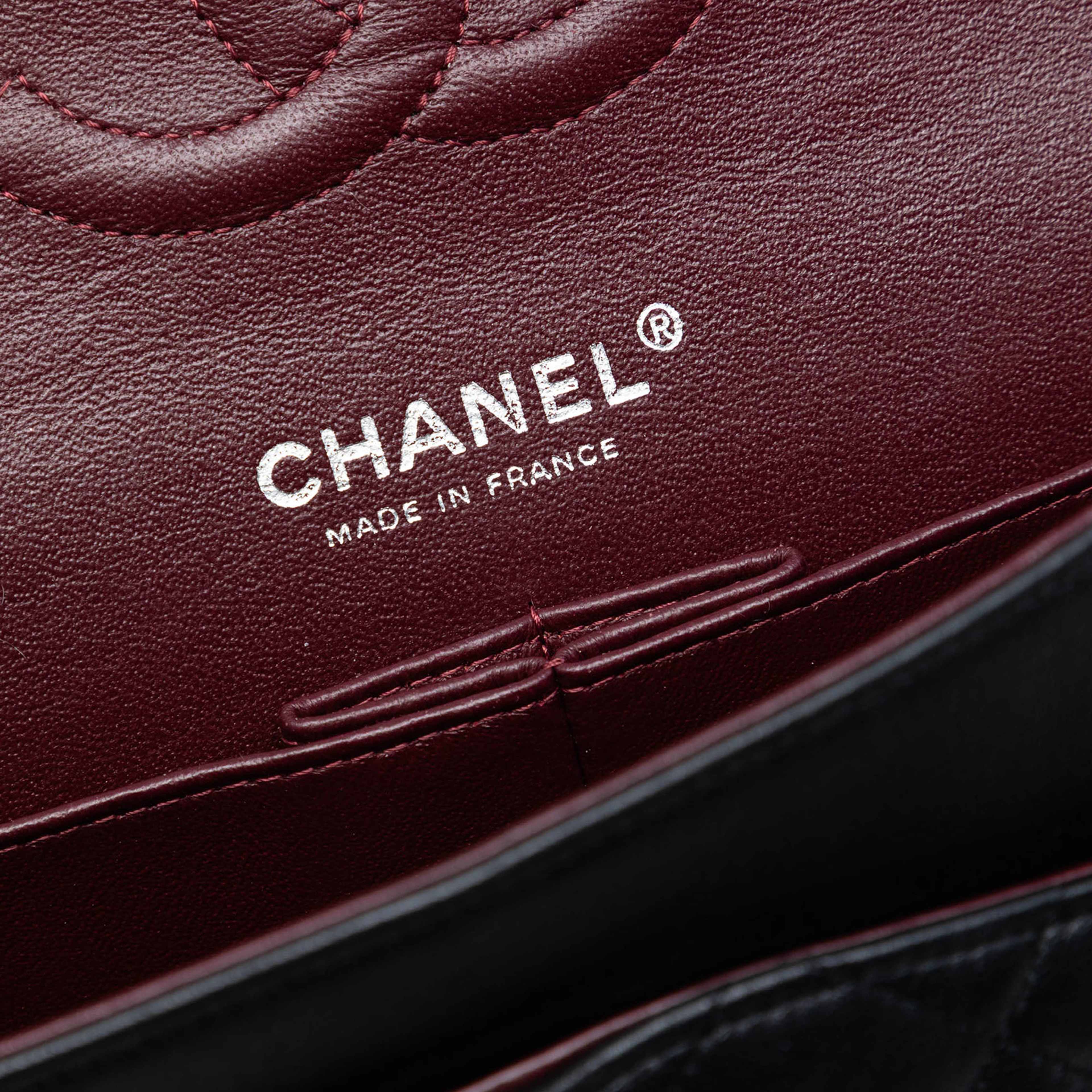 Chanel Medium Classic Lambskin Double Flap, från Luxclusif, i färgen black. Klicka för att öppna bilden i stort format