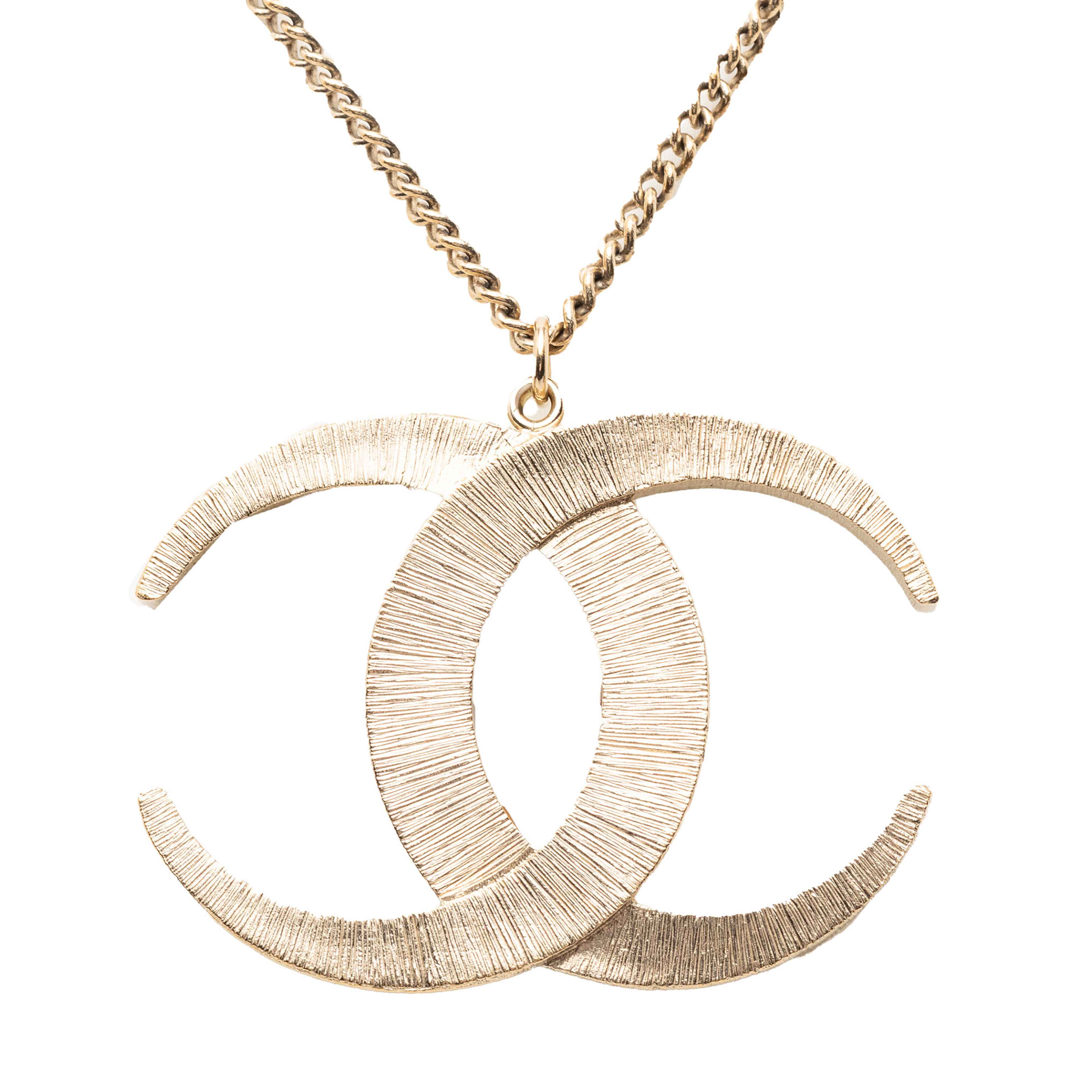 Chanel Cc Gold Plated Strass Moon Pendant Necklace, från Luxclusif, i färgen gold. Klicka för att öppna bilden i stort format