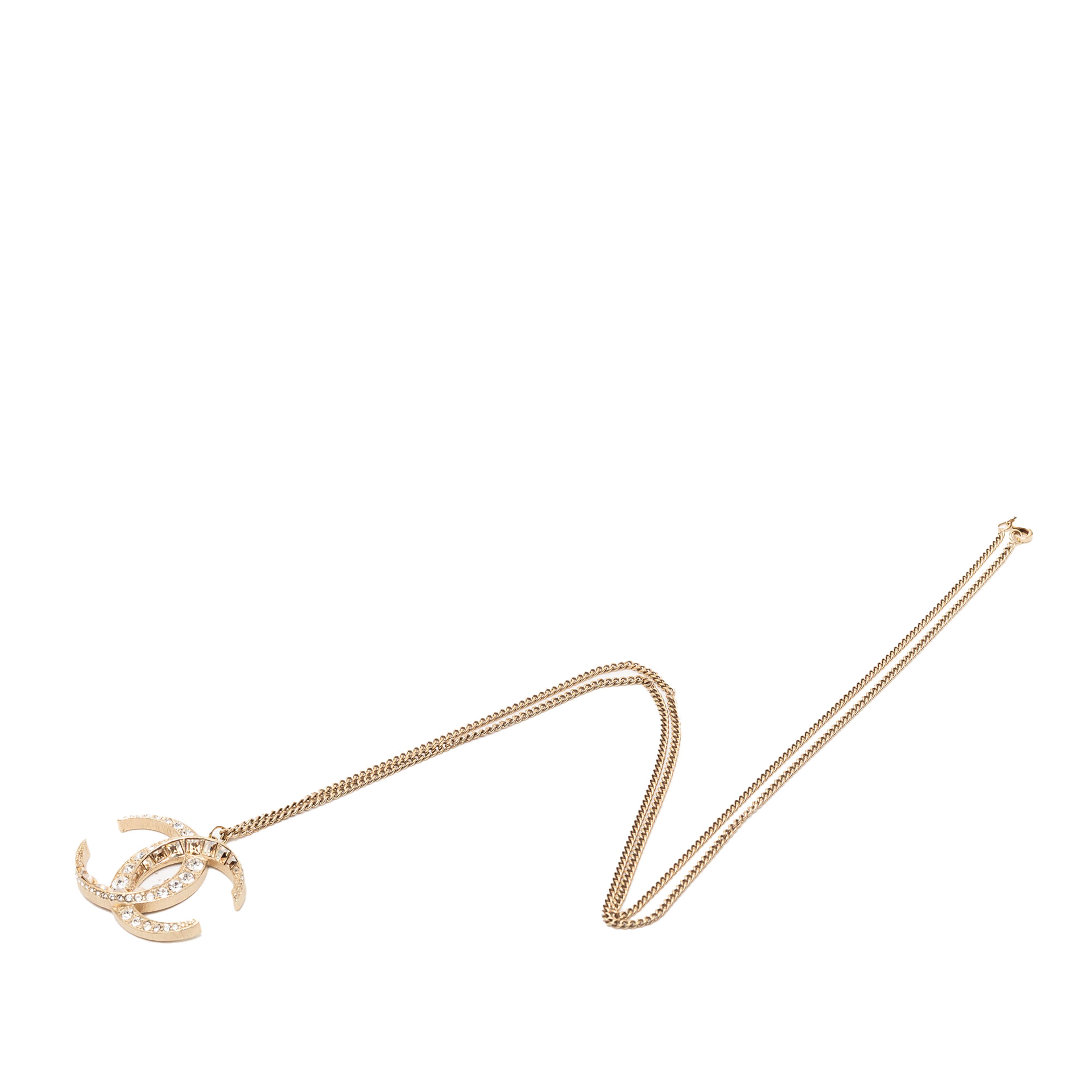 Chanel Cc Gold Plated Strass Moon Pendant Necklace, från Luxclusif, i färgen gold. Klicka för att öppna bilden i stort format