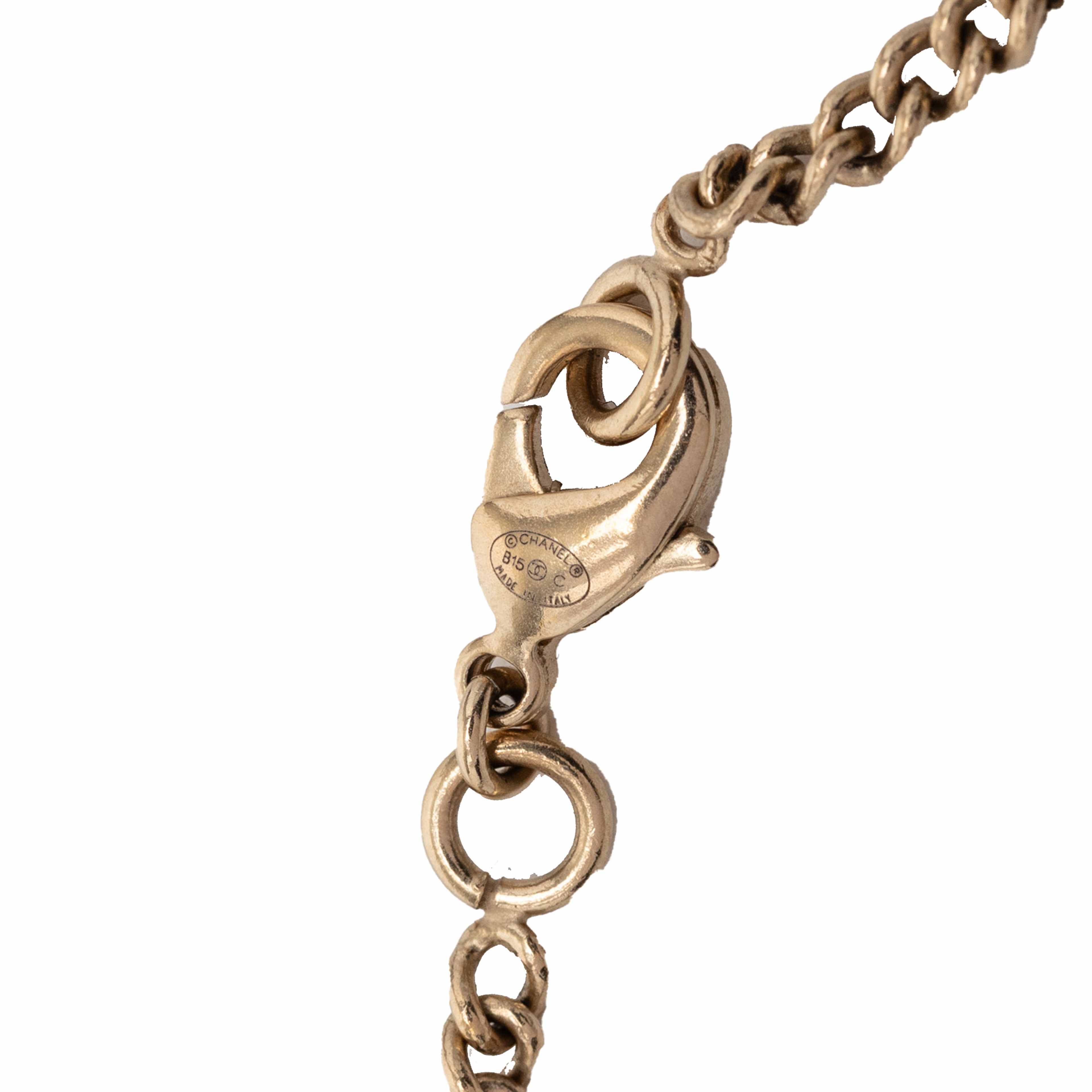Chanel Cc Gold Plated Strass Moon Pendant Necklace, från Luxclusif, i färgen gold. Klicka för att öppna bilden i stort format