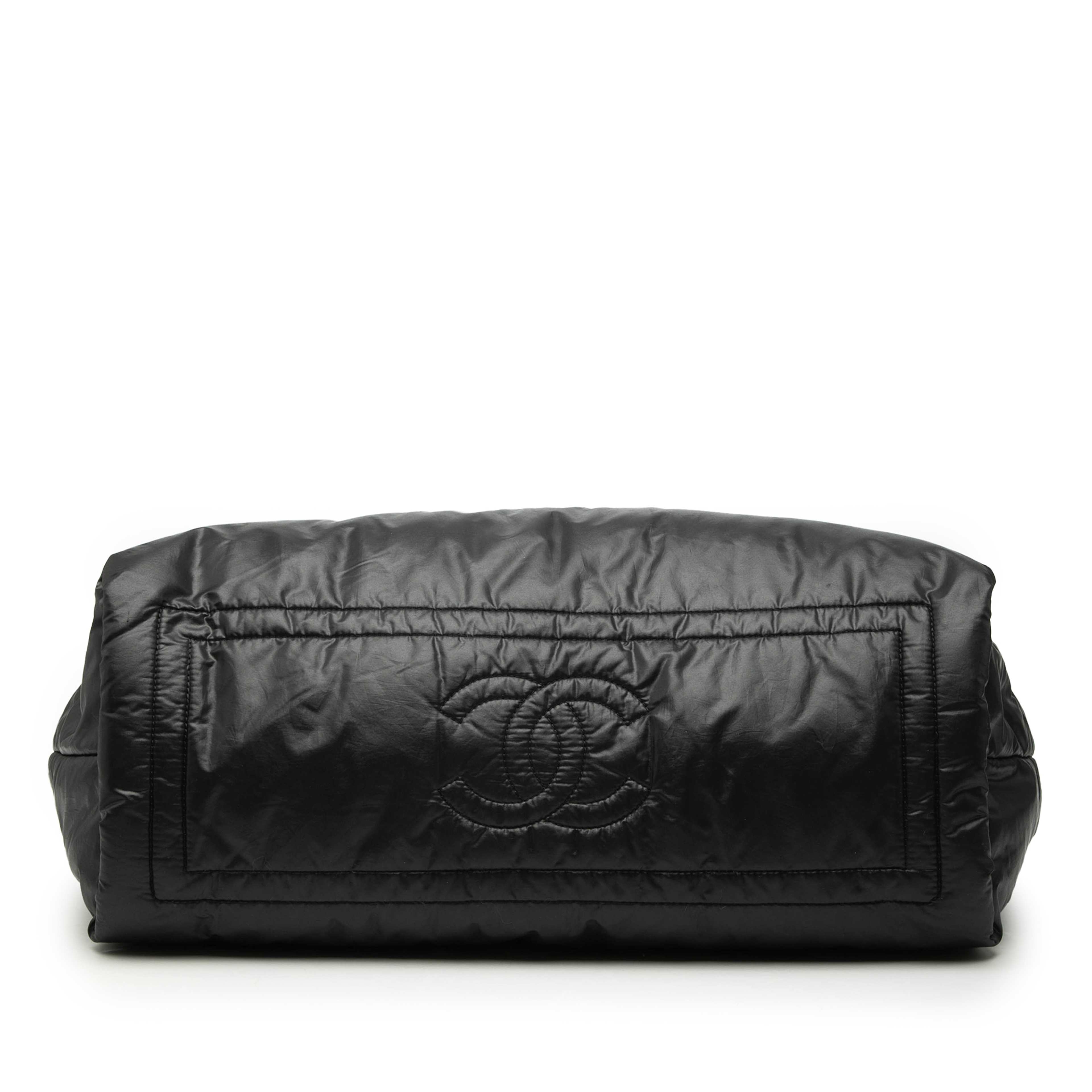 Chanel Medium Quilted Nylon Coco Cocoon Tote, från Luxclusif, i färgen black. Klicka för att öppna bilden i stort format