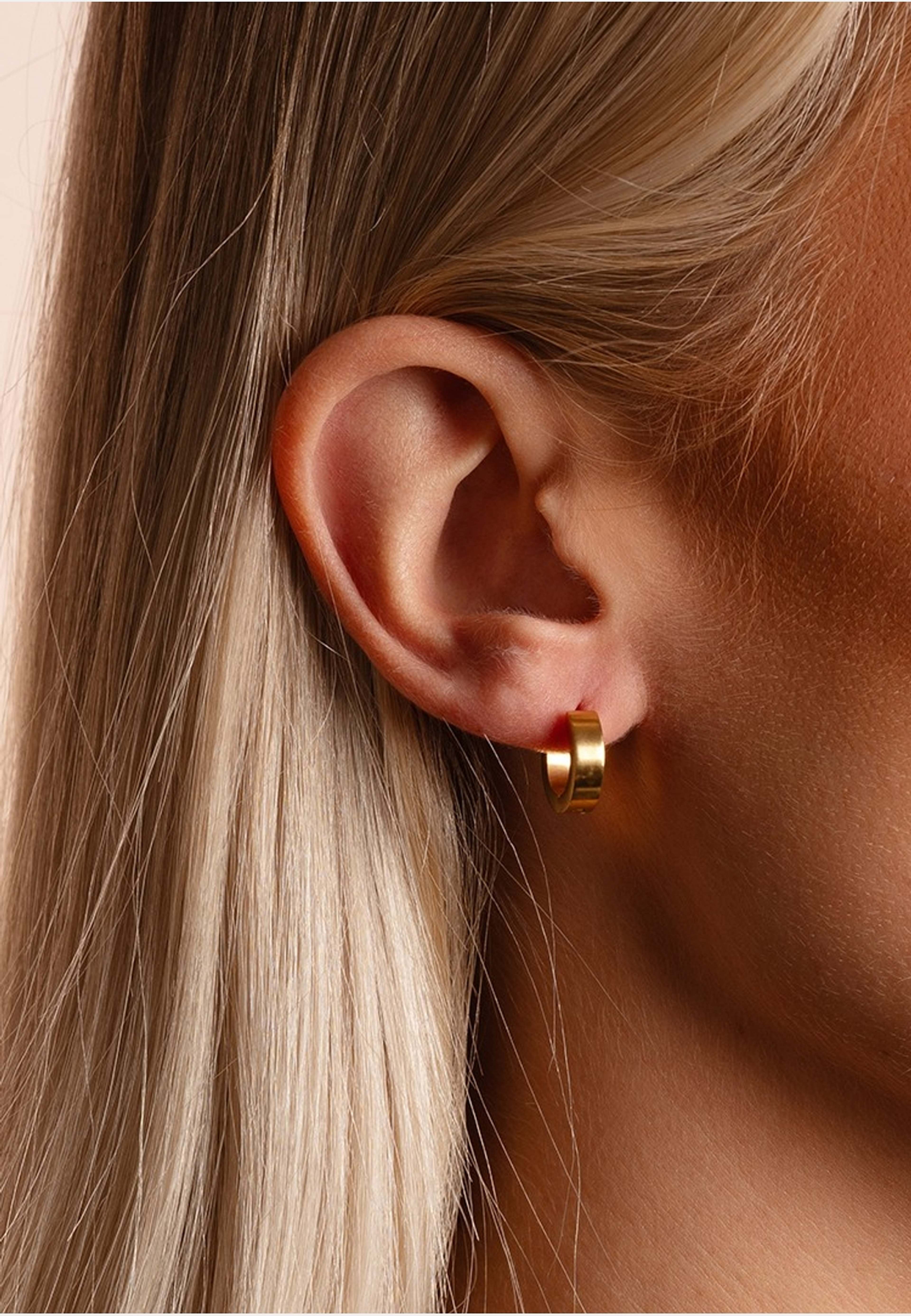 Liddy Small Ring Ear, från SNÖ of Sweden, i färgen plain s. Klicka för att öppna bilden i stort format