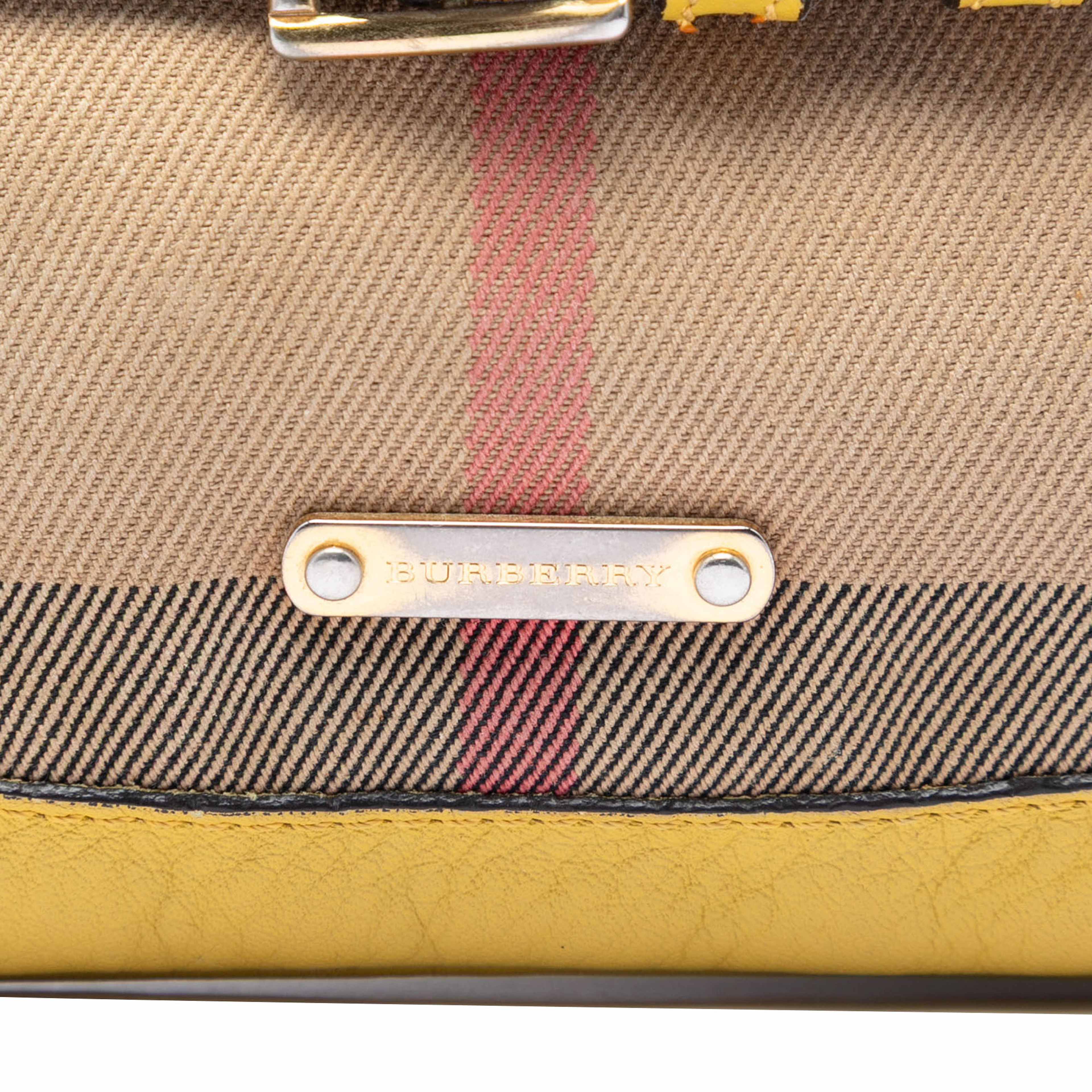 Burberry House Check Canvas Bridle Langford Crossbody, från Luxclusif, i färgen beige. Klicka för att öppna bilden i stort format