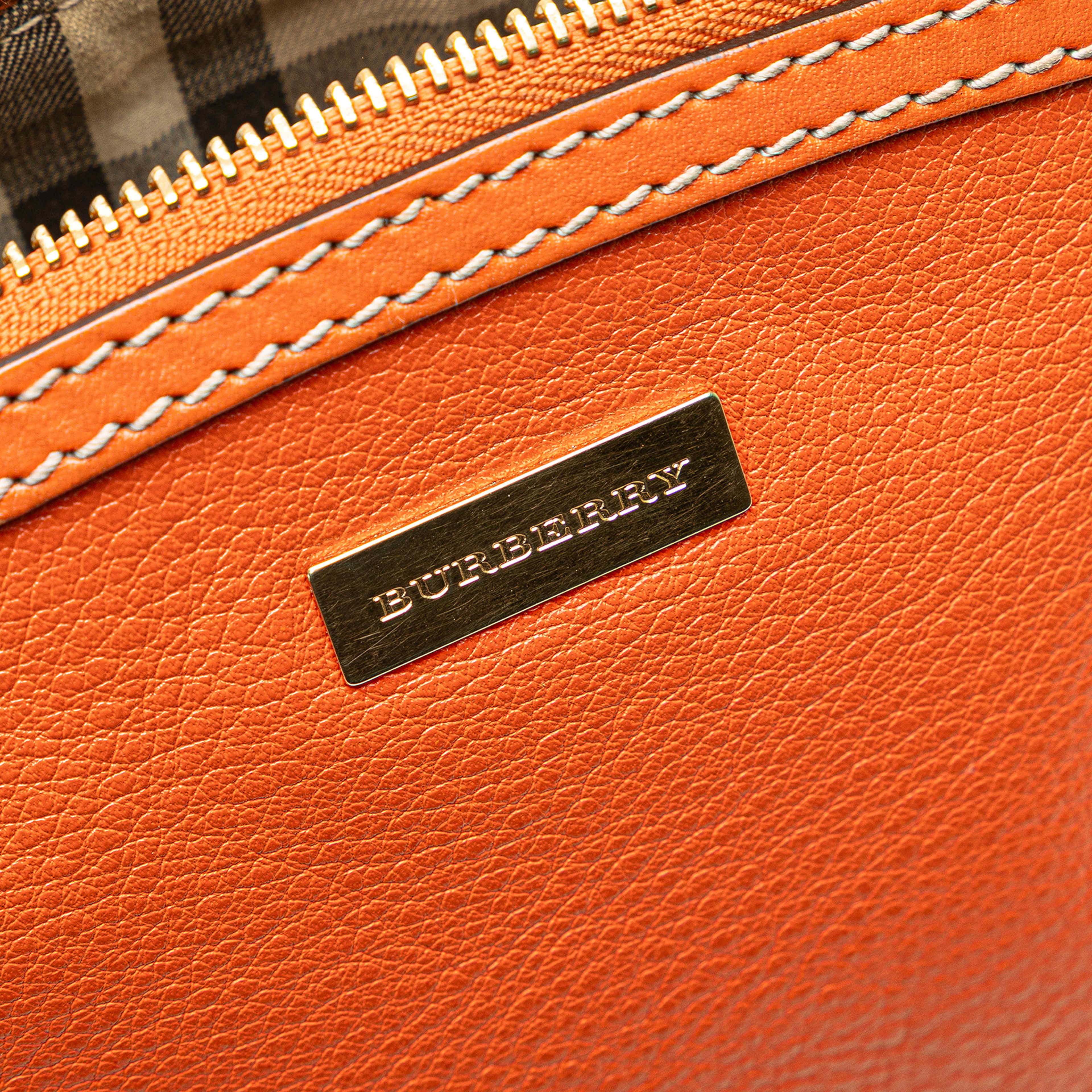 Burberry Grained Calfskin Crossbody, från Luxclusif, i färgen orange. Klicka för att öppna bilden i stort format
